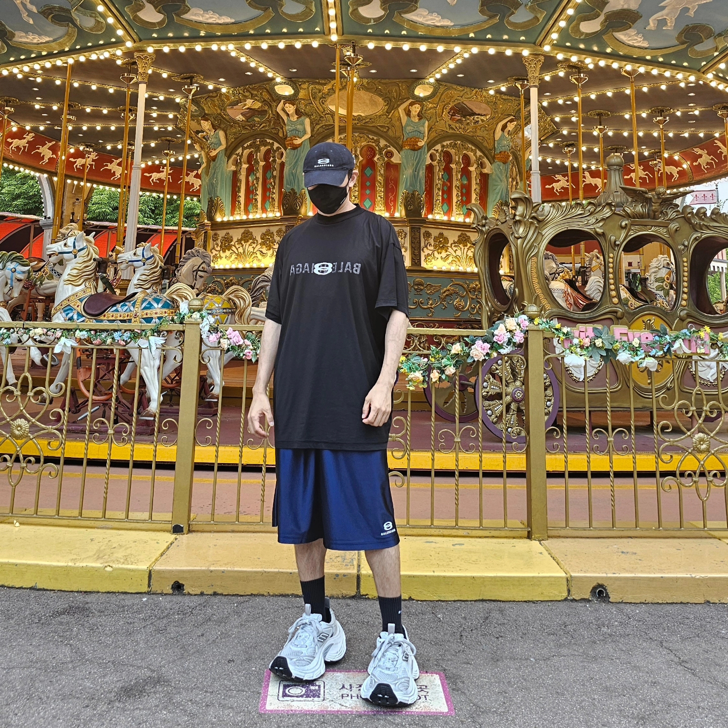 Balenciaga Unity Sports Icon Basketball Shorts Dark Blue, Balenciaga Ai Logo Inside Out Oversized T-Shirt Faded Black 착용 스타일 - 2