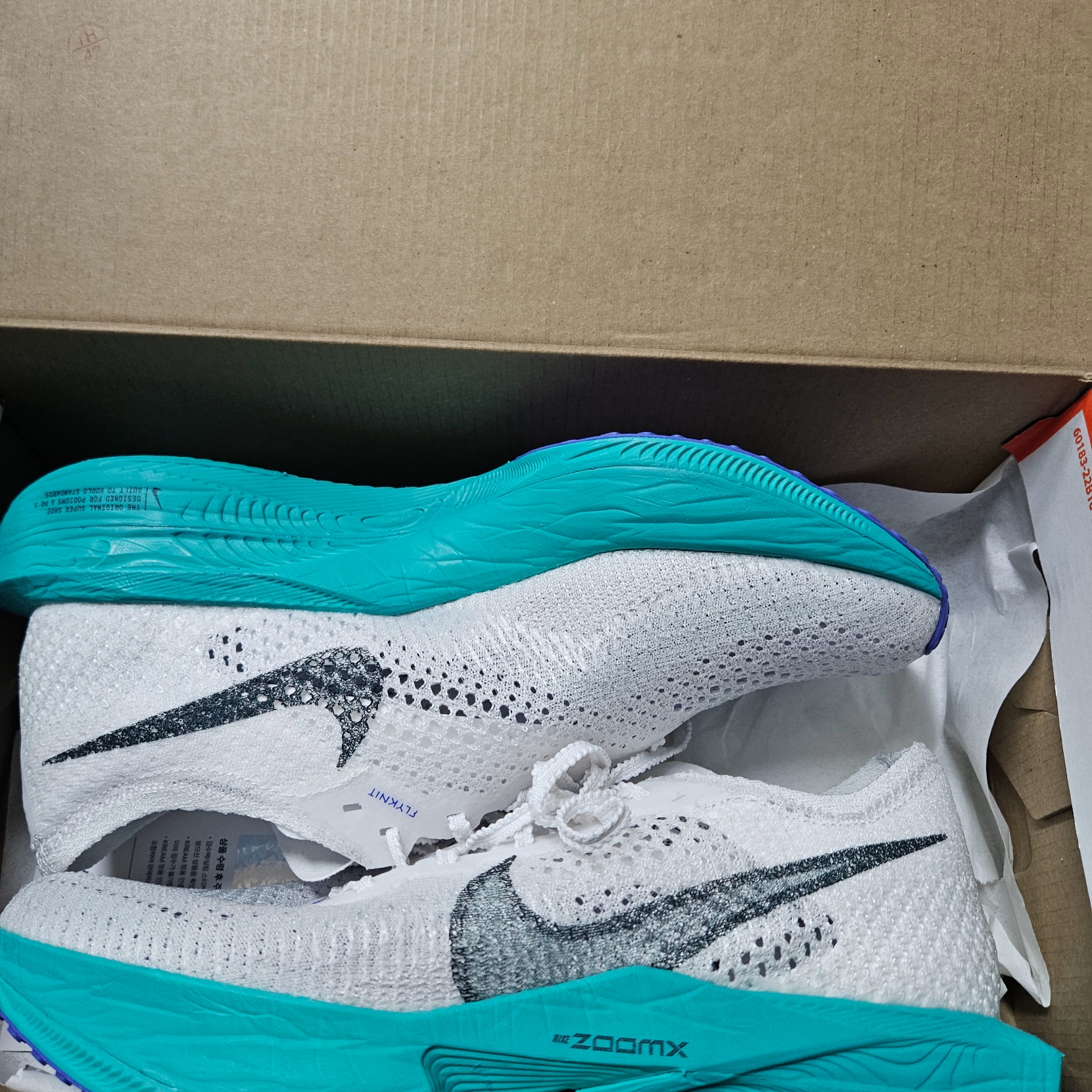 Nike ZoomX Vaporfly Next% 3 White Deep Jungle 착용 스타일