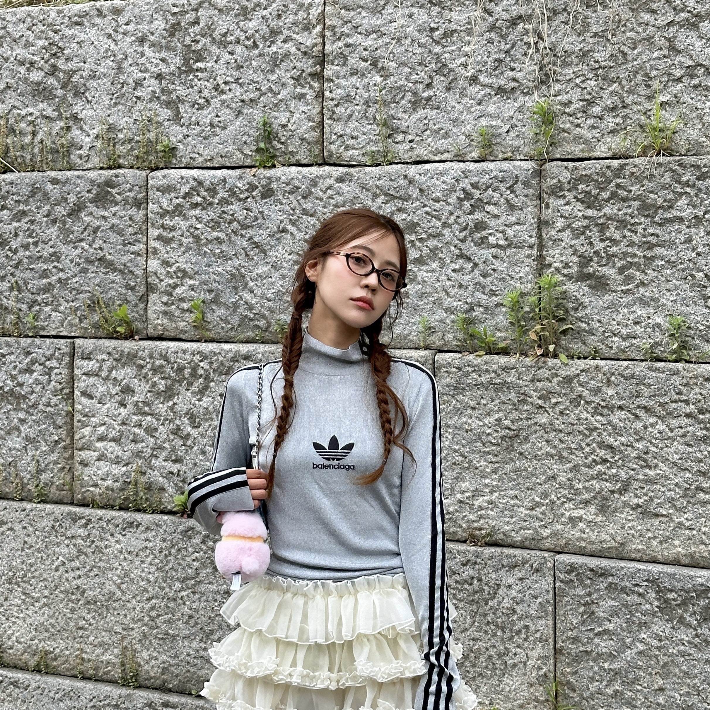 Balenciaga Le Cagole Mini Bag with Chain BB Monogram Bleached Denim Blue, (W) Miu Miu Regard sunglasses Blue Lenses Honey Tortoiseshell Acetate Alternative fit 착용 스타일 - 4