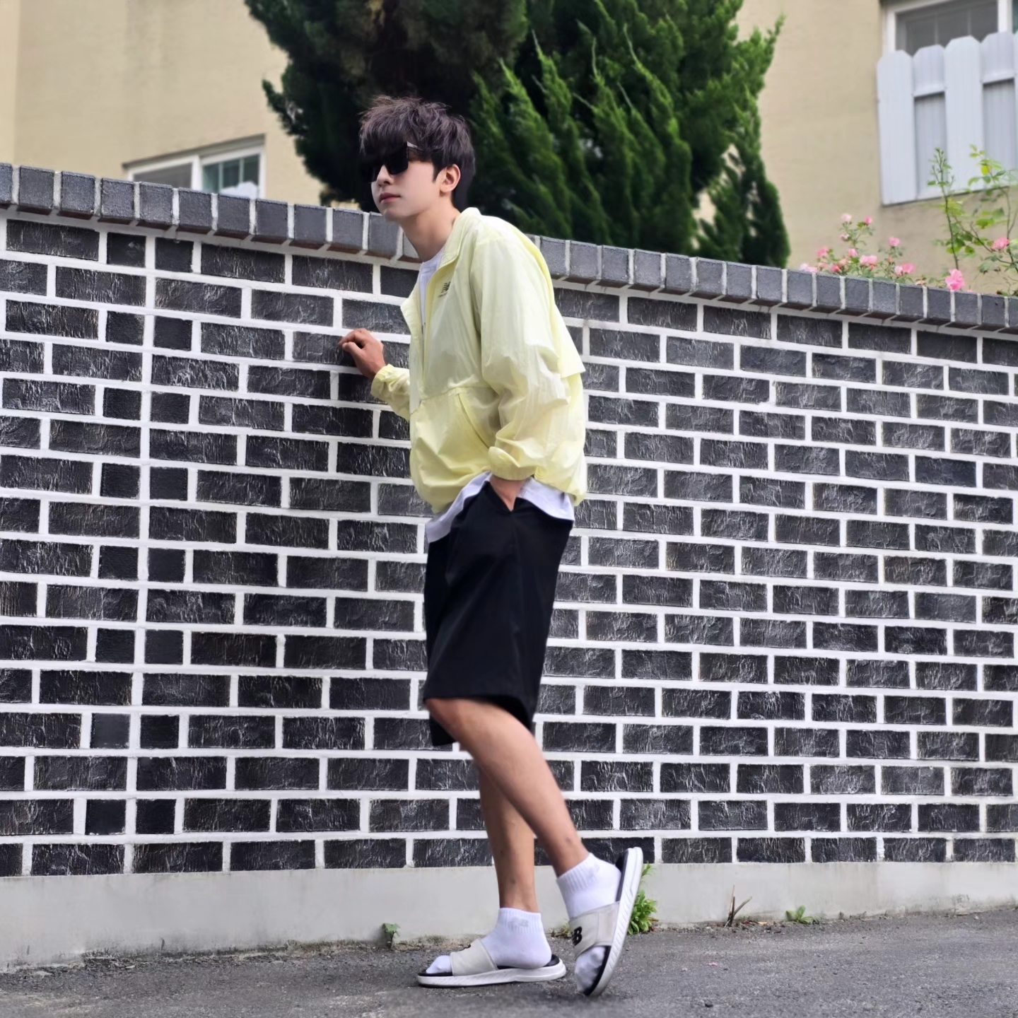 Millo Archive Minimalist Bermuda Half Pants Pine Green, New Balance Cushioning Slide White 착용 스타일 - 1