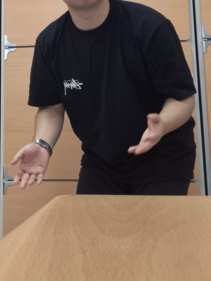 Stussy Gold Lion T-Shirt Black 착용 스타일