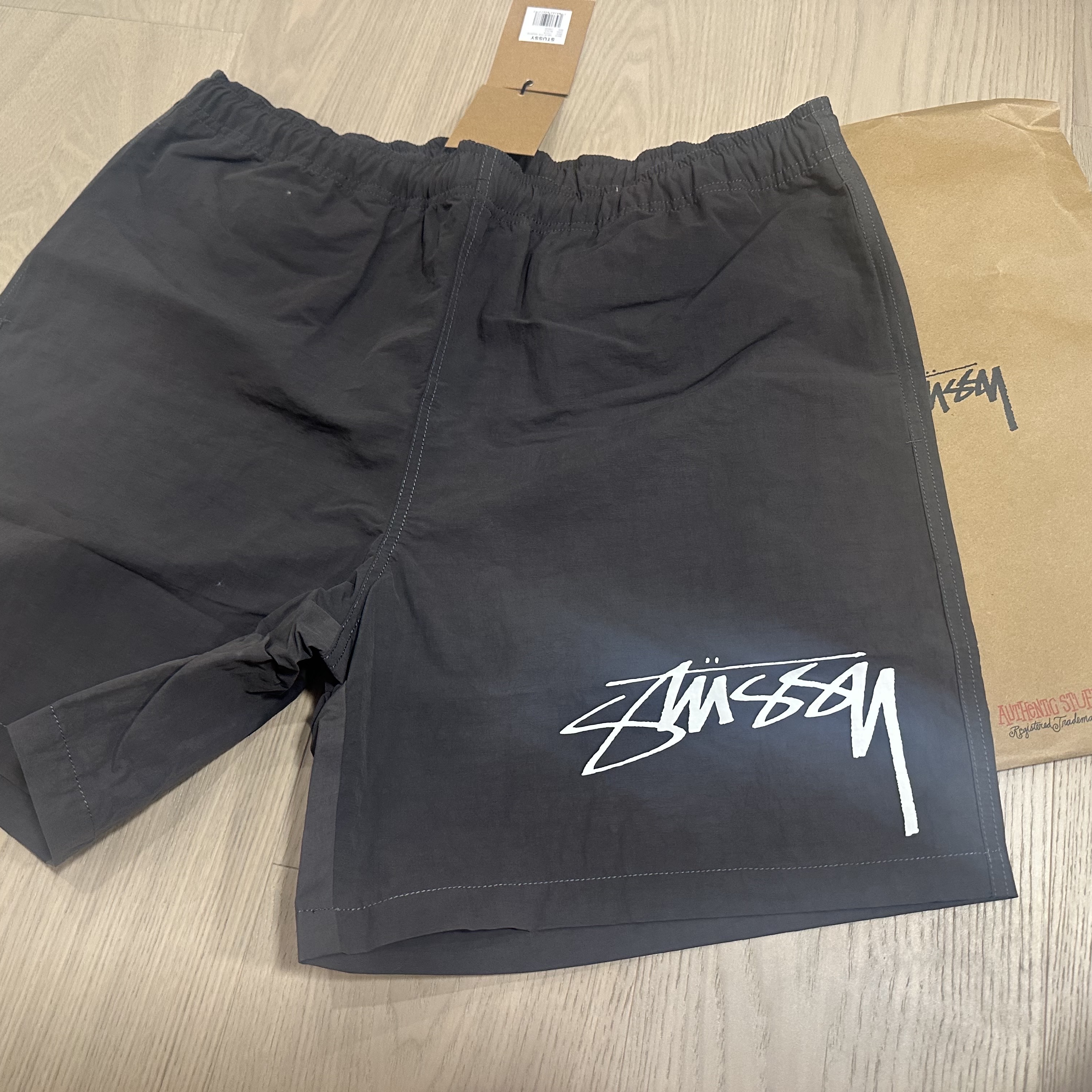 Stussy Wave Dye Nylon Shorts Black 착용 스타일 - 1
