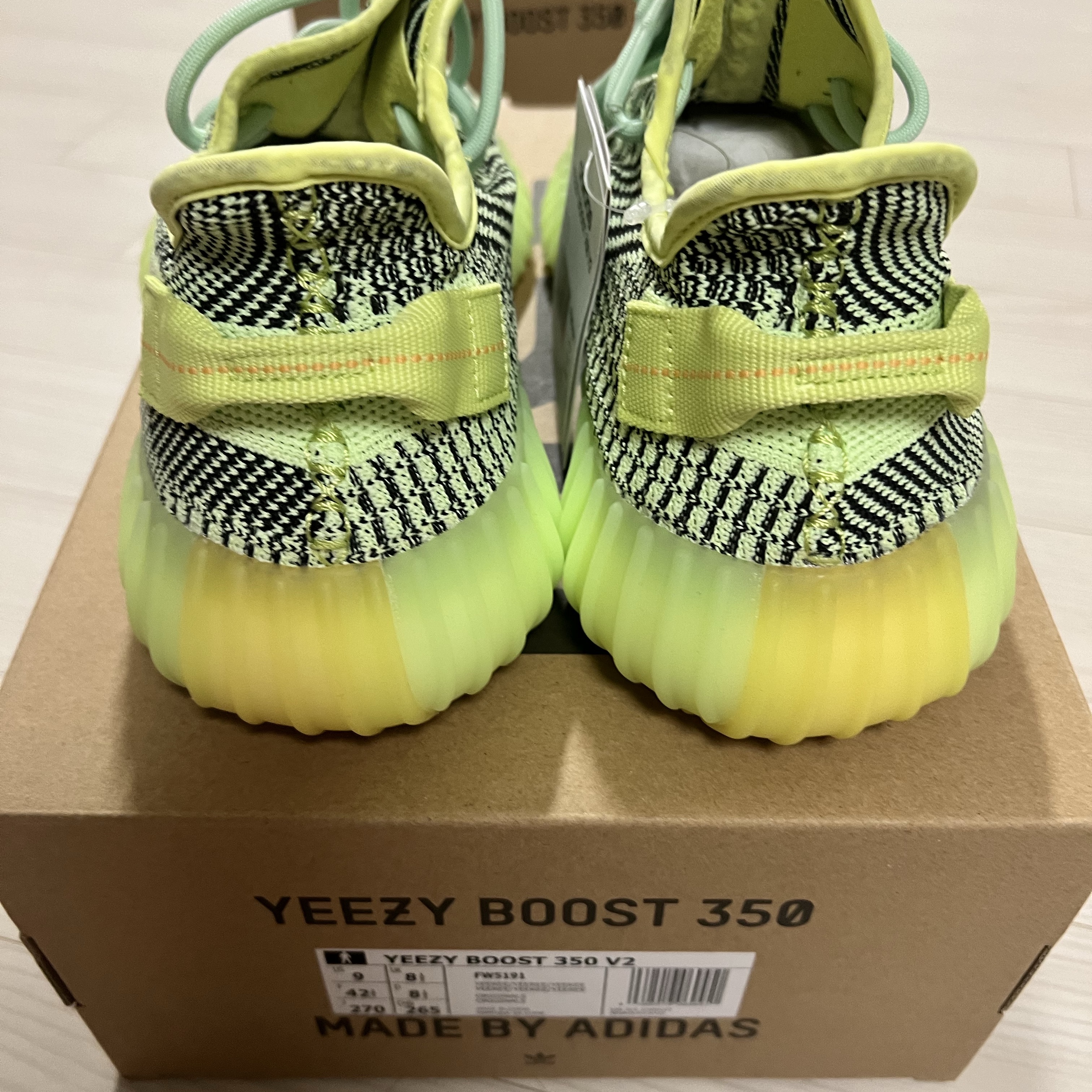Adidas Yeezy Boost 350 V2 Yeezreel - Non-Reflective 착용 스타일 - 2