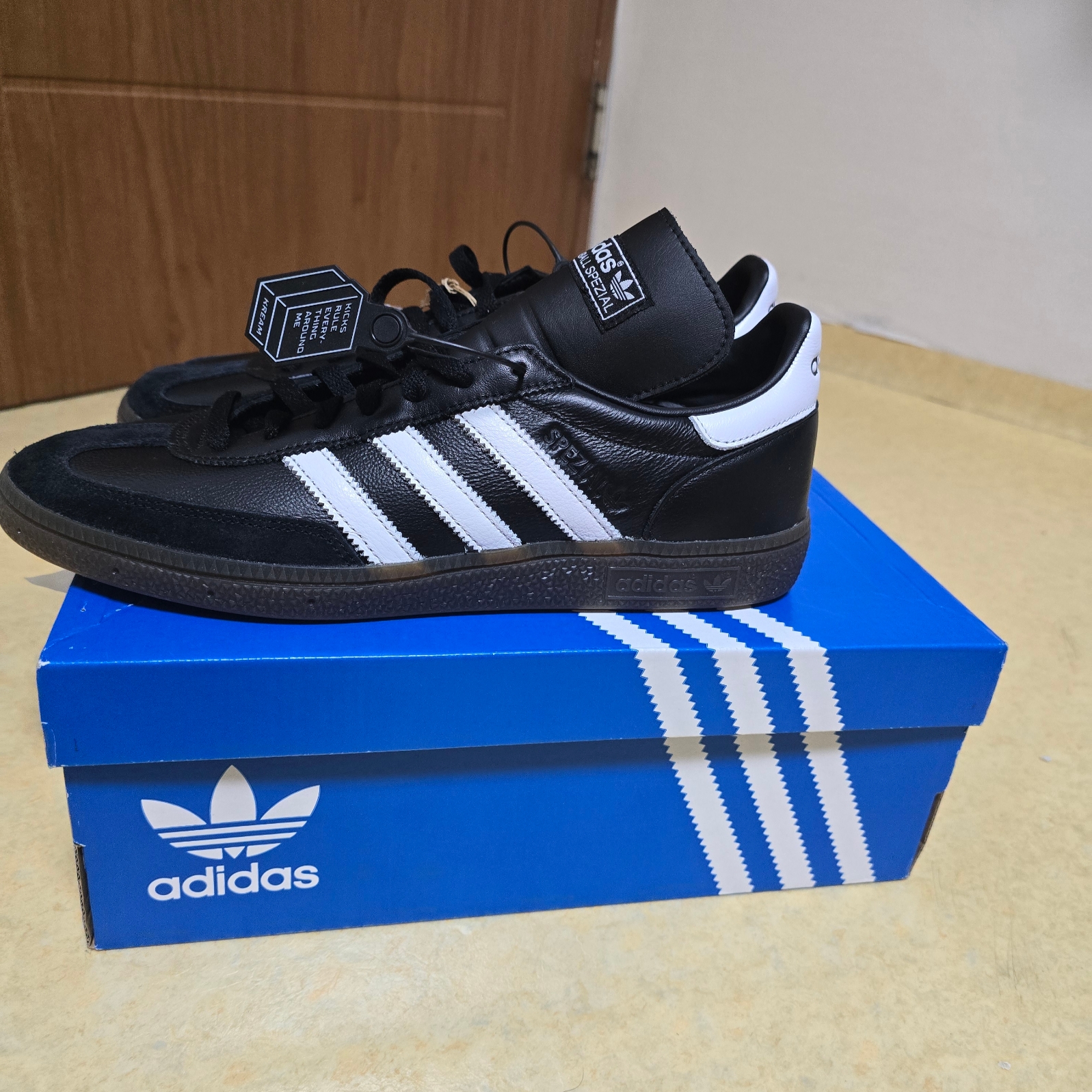 Adidas Spezial Handball Core Black Cloud White 착용 스타일