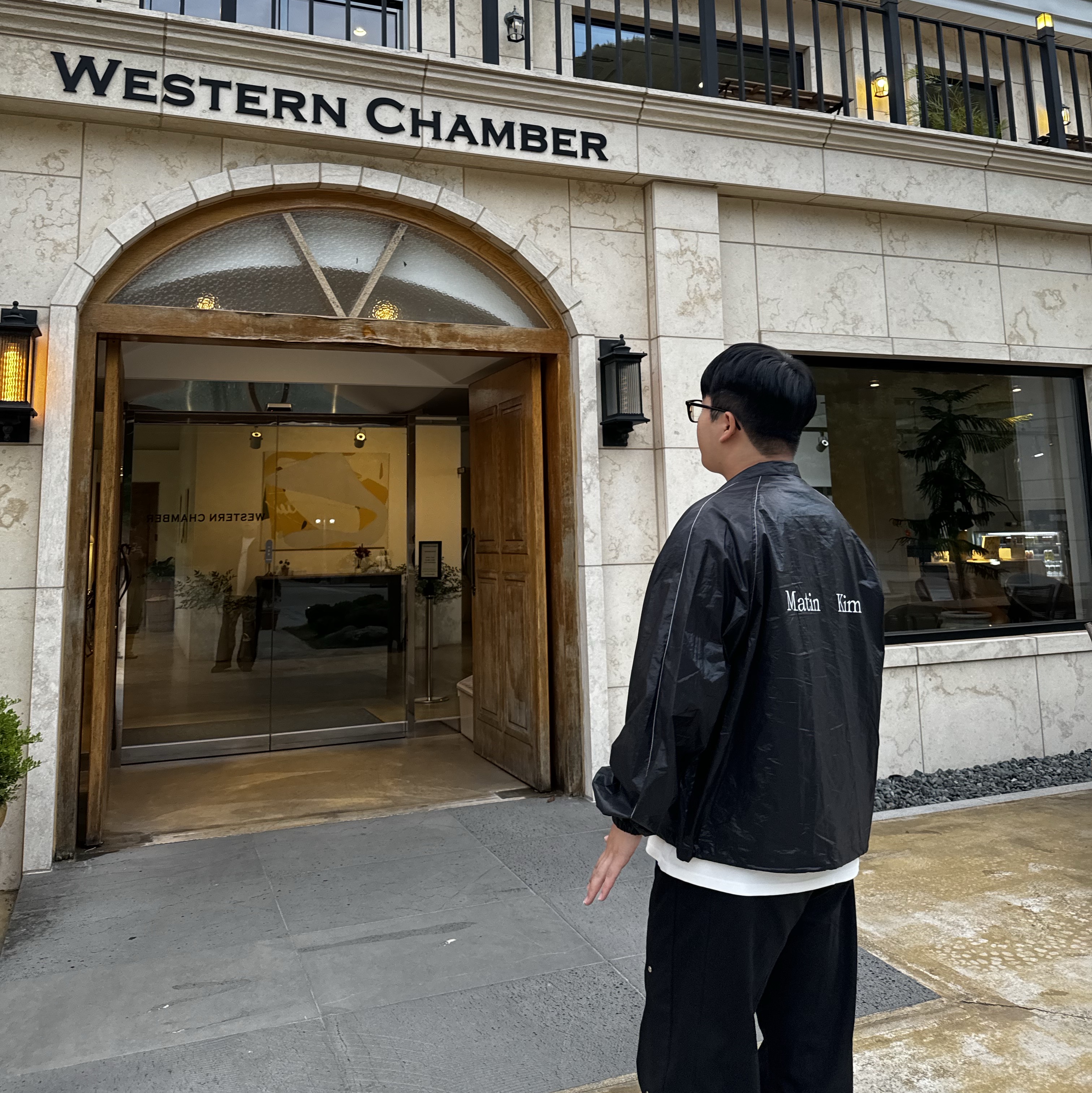 (W) Matin Kim Logo Coating Jumper Black 착용 스타일