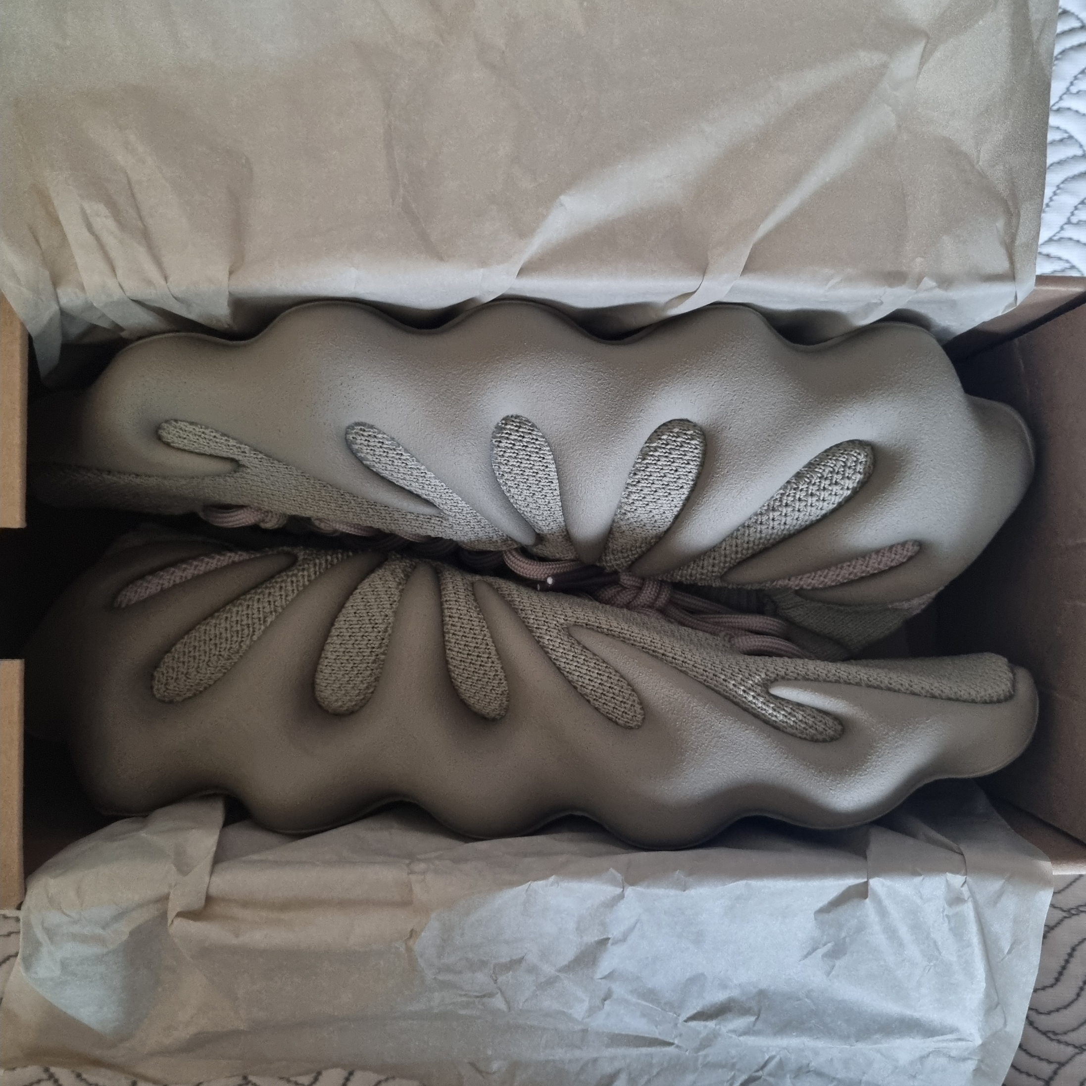 Adidas Yeezy 450 Stone Flax 착용 스타일