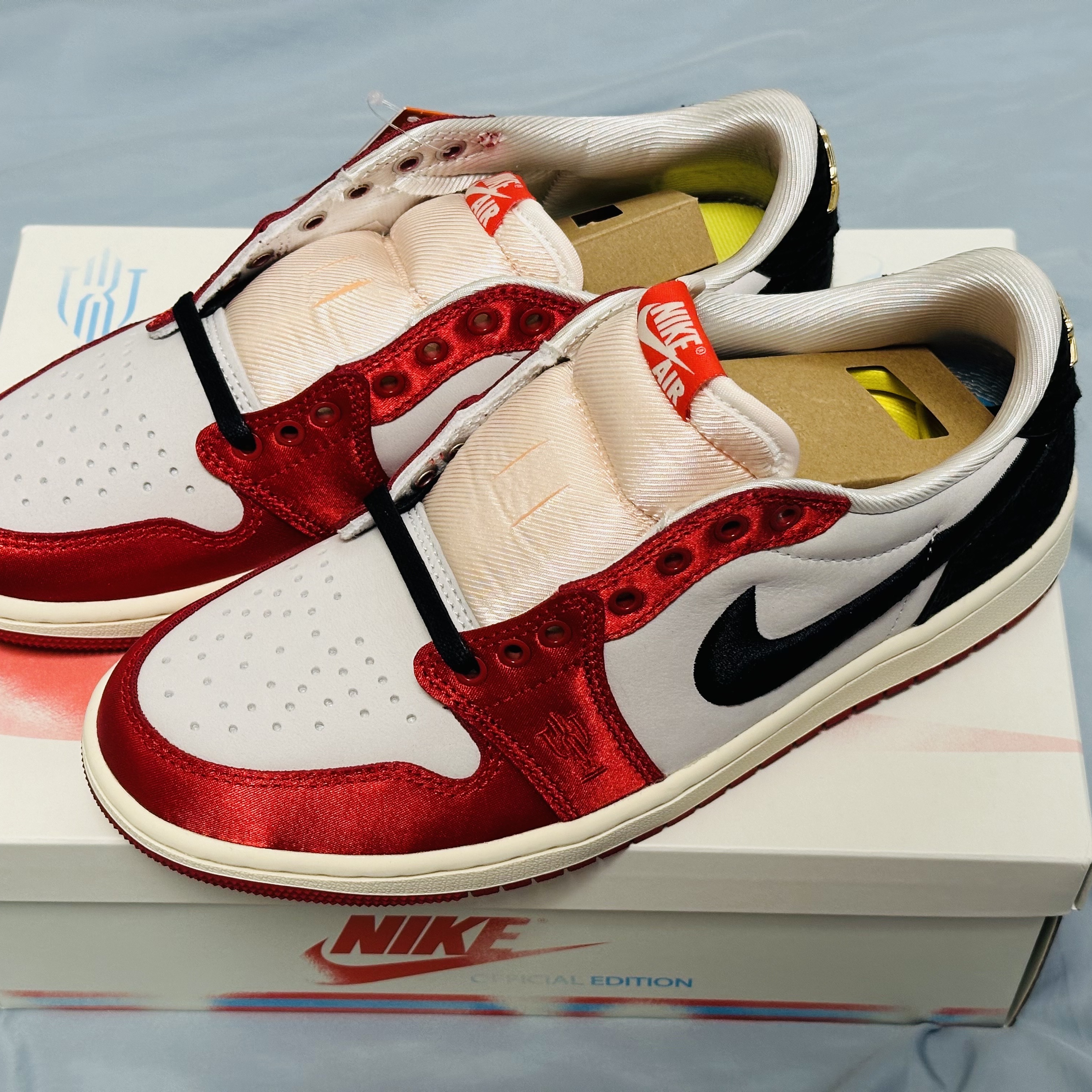 Jordan 1 x Trophy Room Retro Low OG SP Sail Varsity Red 착용 스타일 - 1