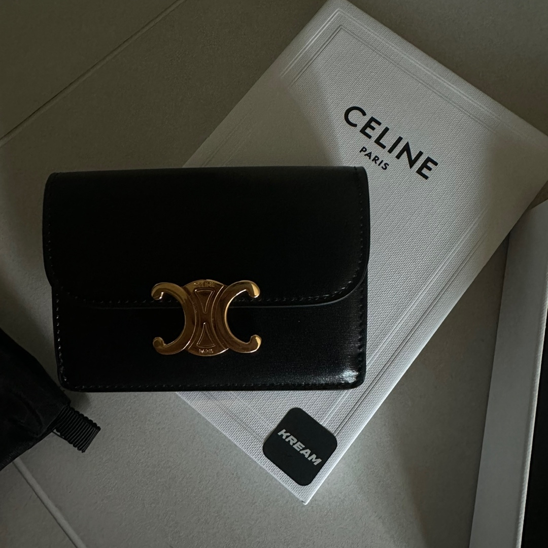 Celine Card Holder with Flap in Shiny Calfskin Black 착용 스타일
