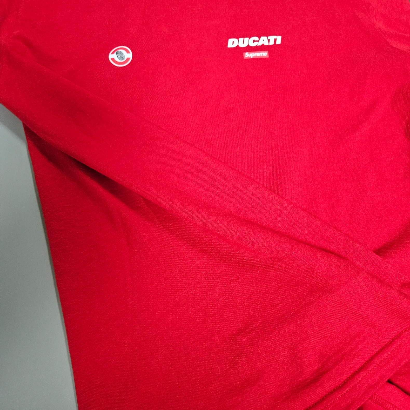 Supreme x Ducati Logos T-Shirt Red - 24SS, Supreme x Ducati 6-Panel Black - 24SS 착용 스타일 - 3