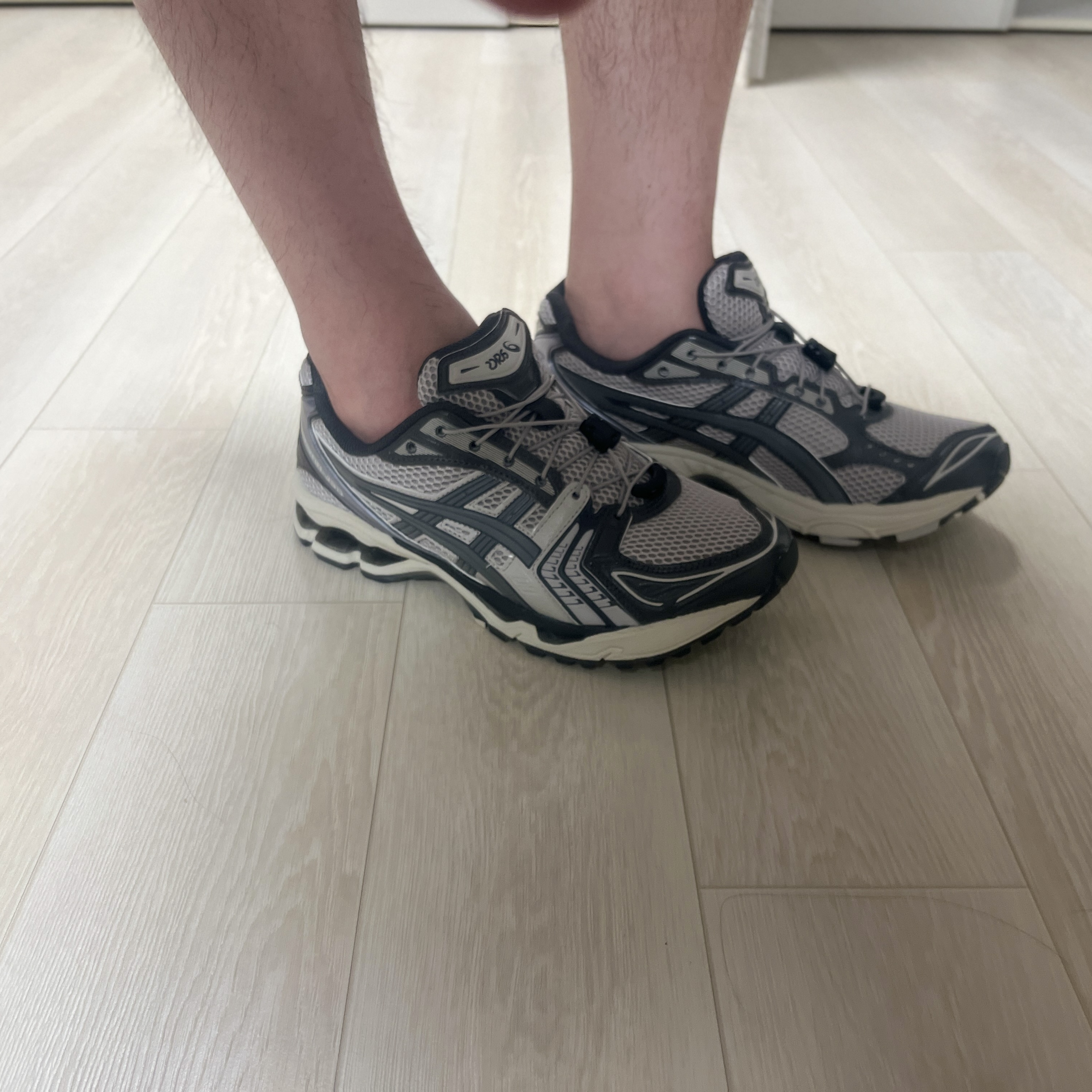 Asics Unlimited Gel-Kayano 14 Oyster Grey Clay Grey 착용 스타일 - 2