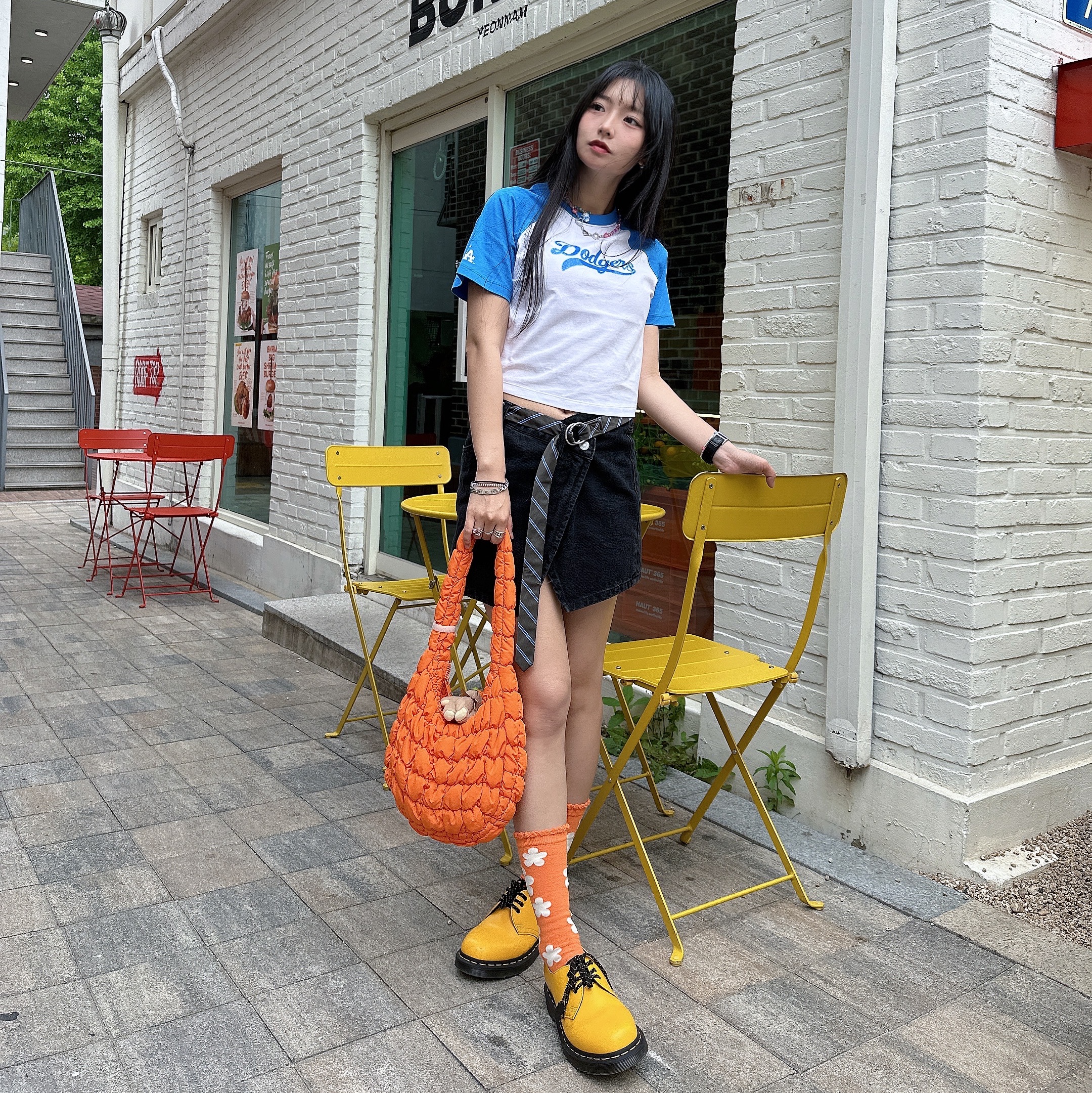 COS Quilted Mini Bag Bright Orange 착용 스타일 - 1