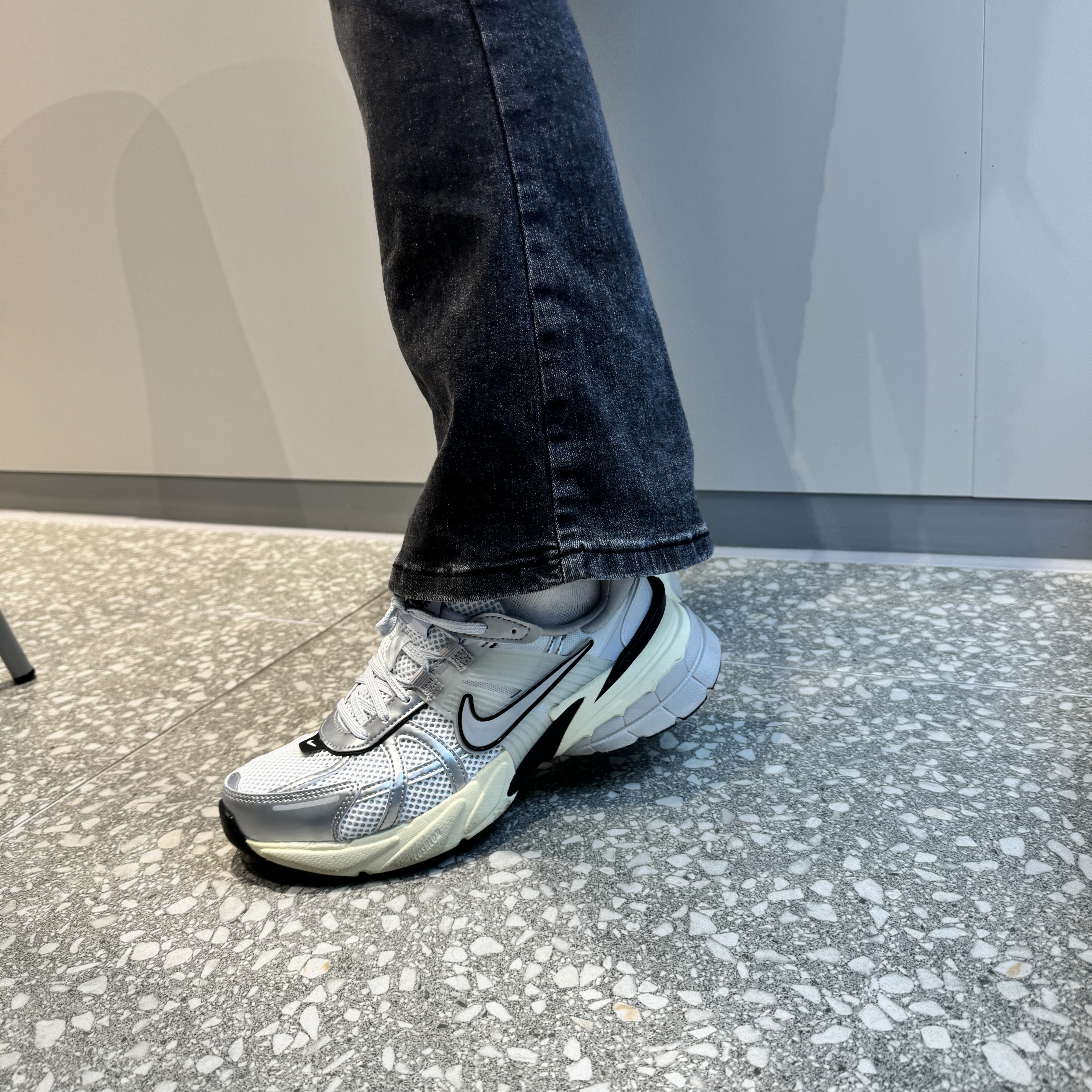 Nike V2K Run Summit White Metallic Silver 착용 스타일 - 2
