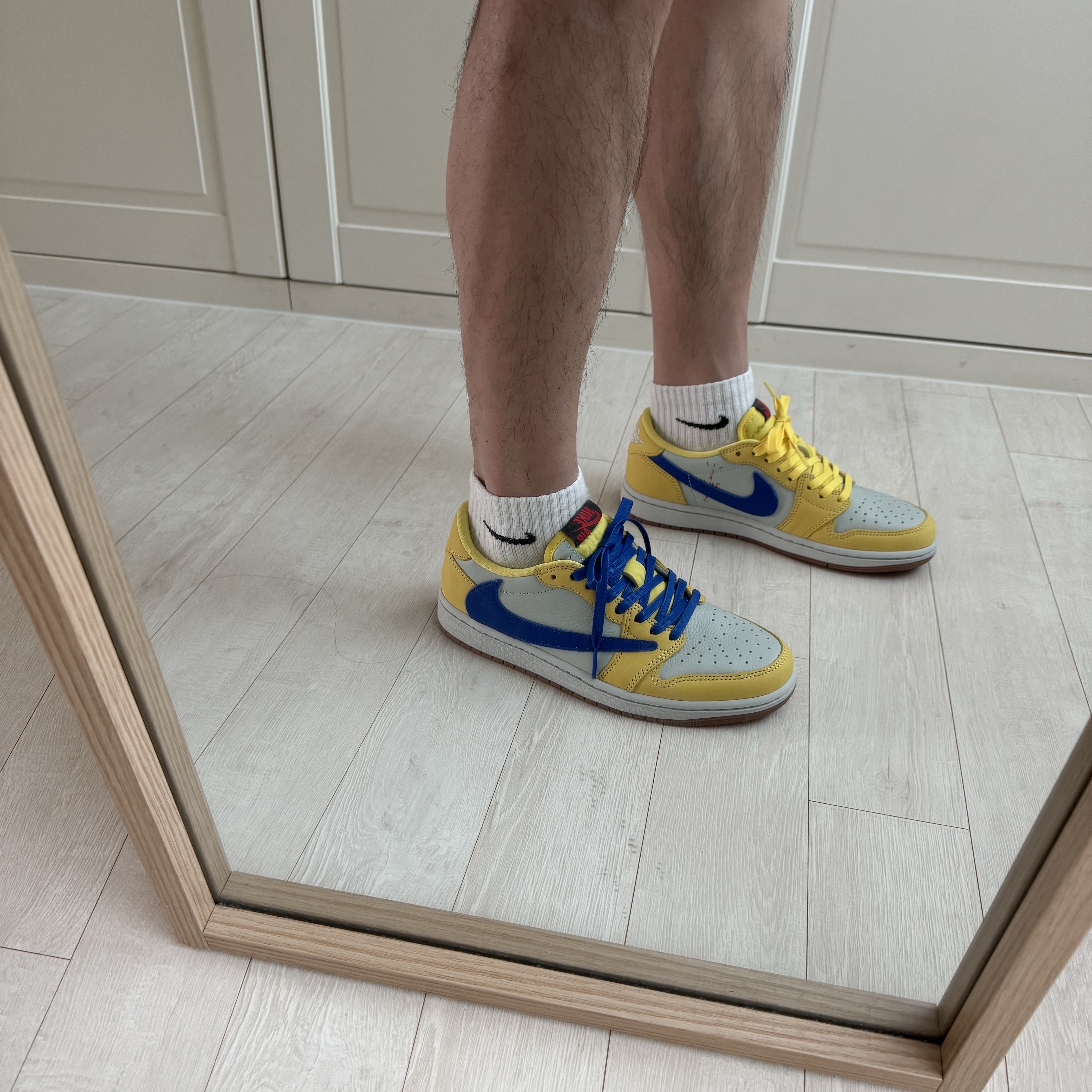 (W) Jordan 1 x Travis Scott Retro Low OG SP Canary 착용 스타일