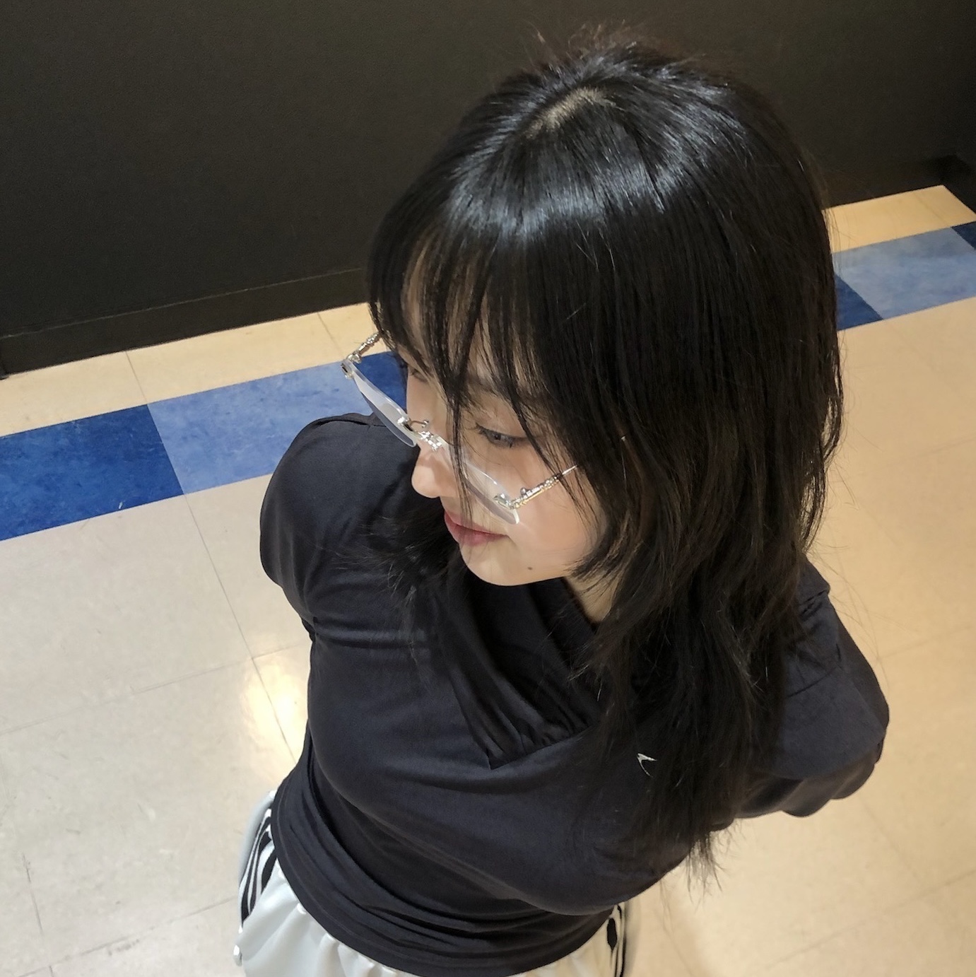 (W) Mischief Hooded Shirring Overlap Top Charcoal 착용 스타일 - 3