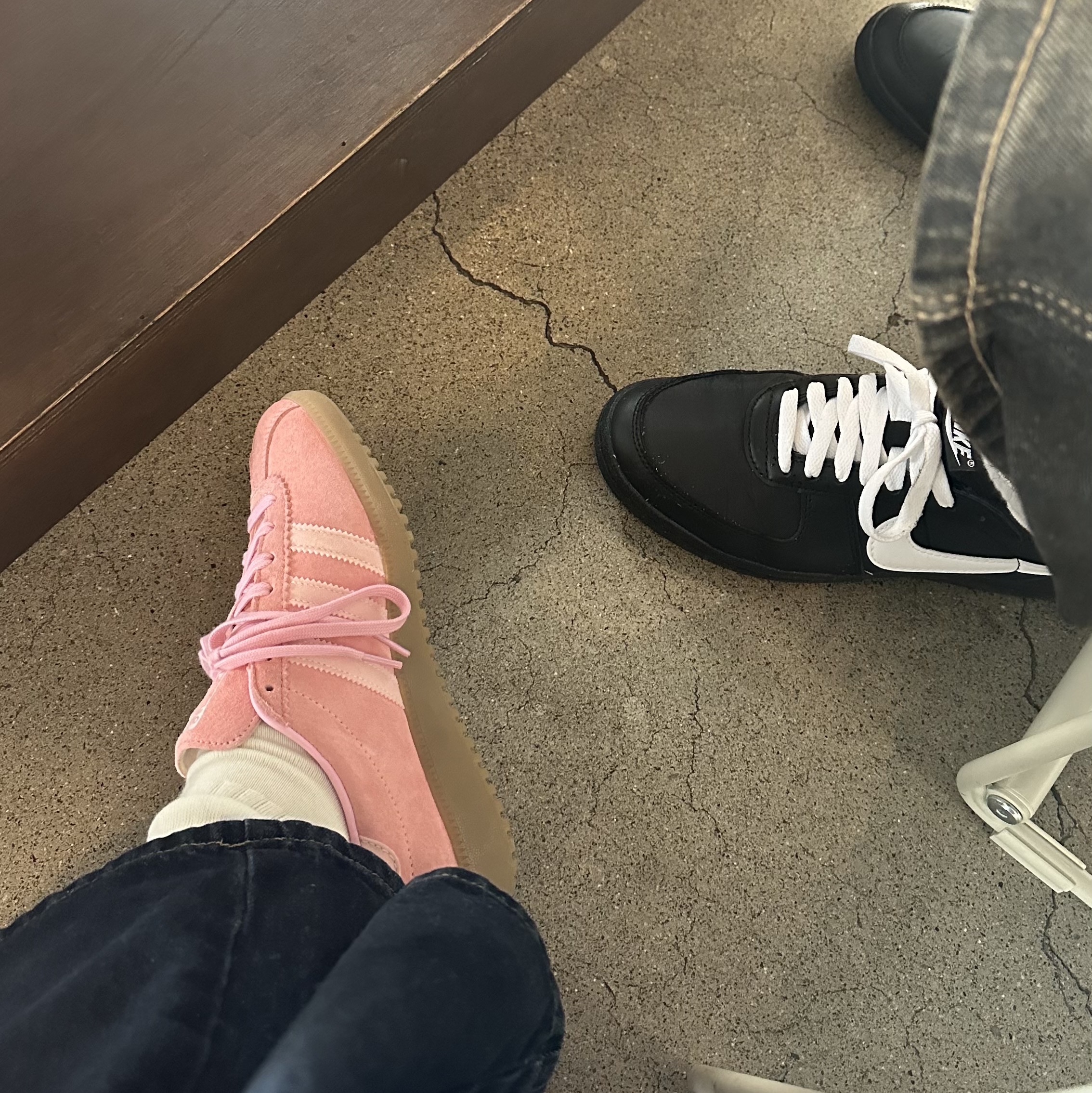 Adidas Bermuda Glow Pink 착용 스타일