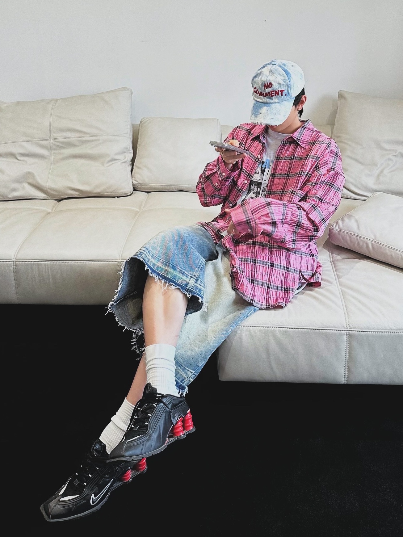 Nos Couleurs No Comment Cap Denim, Nike x Martine Rose Shox MR4 Black 착용 스타일 - 3
