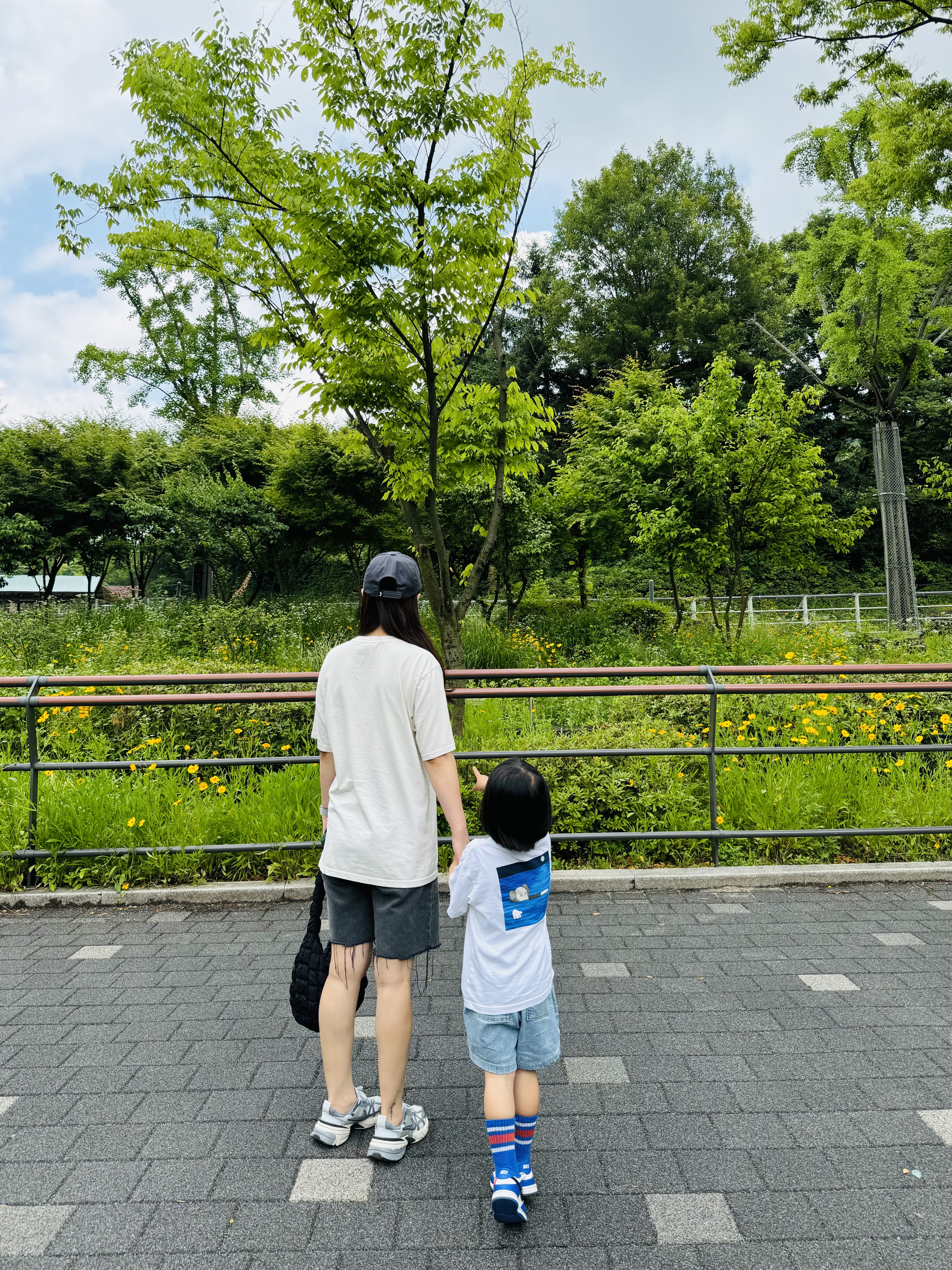 (Kids) Uniqlo UT x Kaws Short Sleeve Graphic T-Shirt White, (TD) Nike Dunk Low Bright Crimson Game Royal 착용 스타일 - 7
