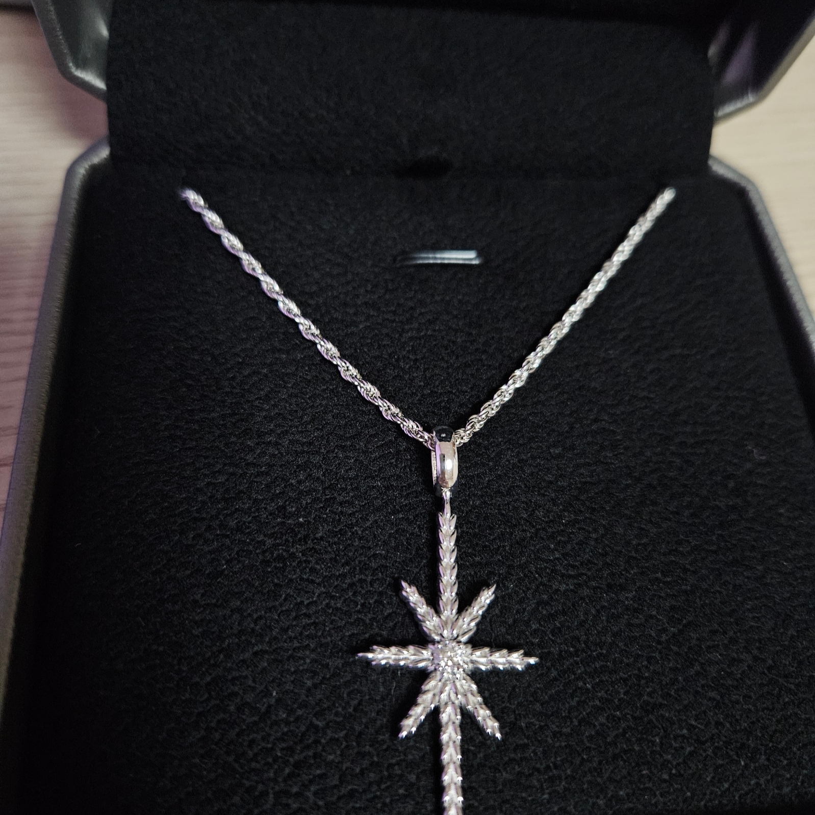 [KREAM 단독 / 프리오더] KID MIILI x DAVID AVLN Glacier Diamond Pendant 착용 스타일