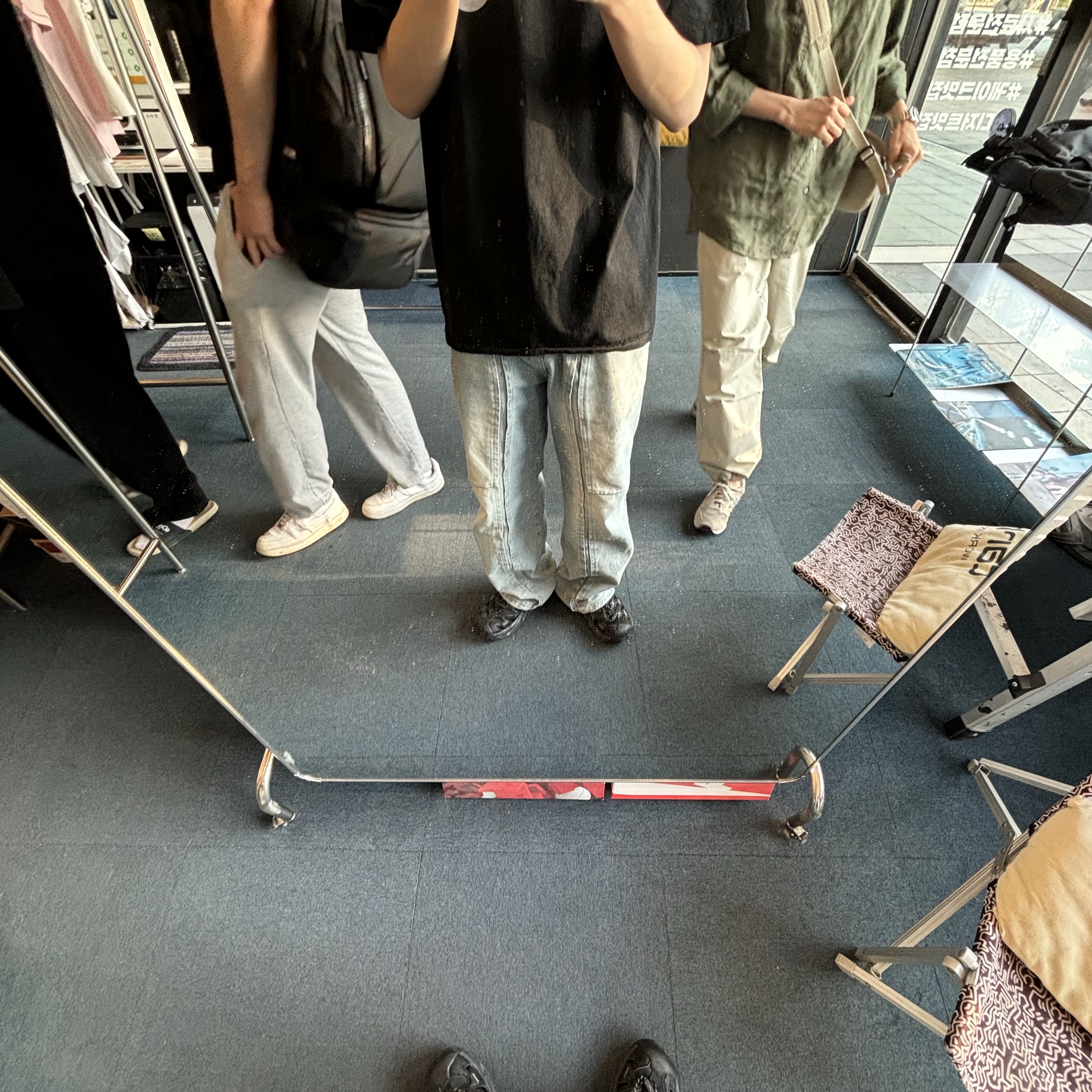 호카 호파라 블랙 캐슬 락, 스투시 8볼 피그먼트 다이드 티셔츠 블랙 착용 스타일 - 2