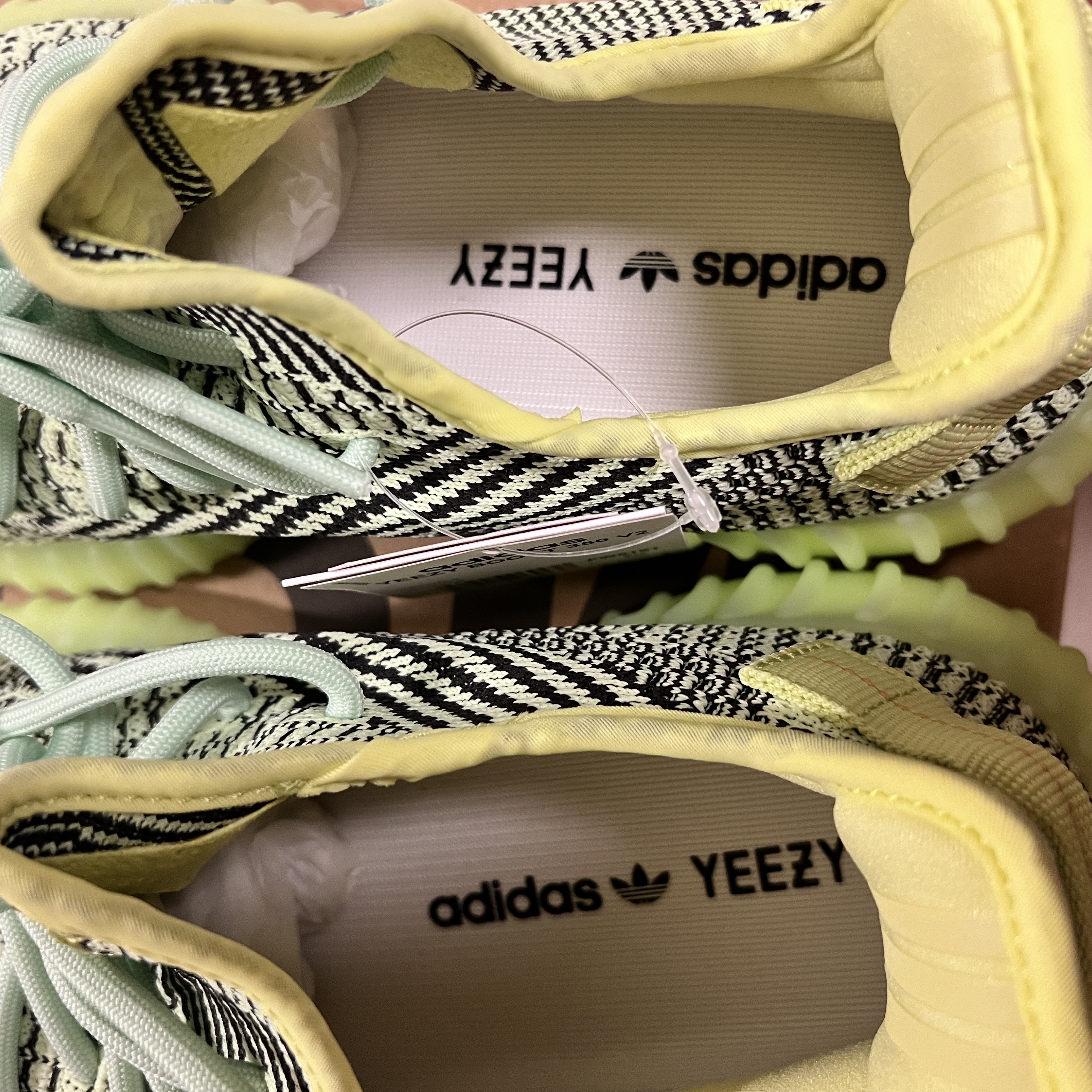 Adidas Yeezy Boost 350 V2 Yeezreel - Non-Reflective 착용 스타일 - 4