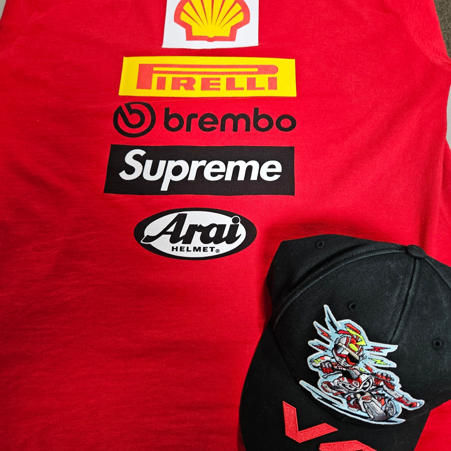 Supreme x Ducati Logos T-Shirt Red - 24SS, Supreme x Ducati 6-Panel Black - 24SS 착용 스타일 - 2