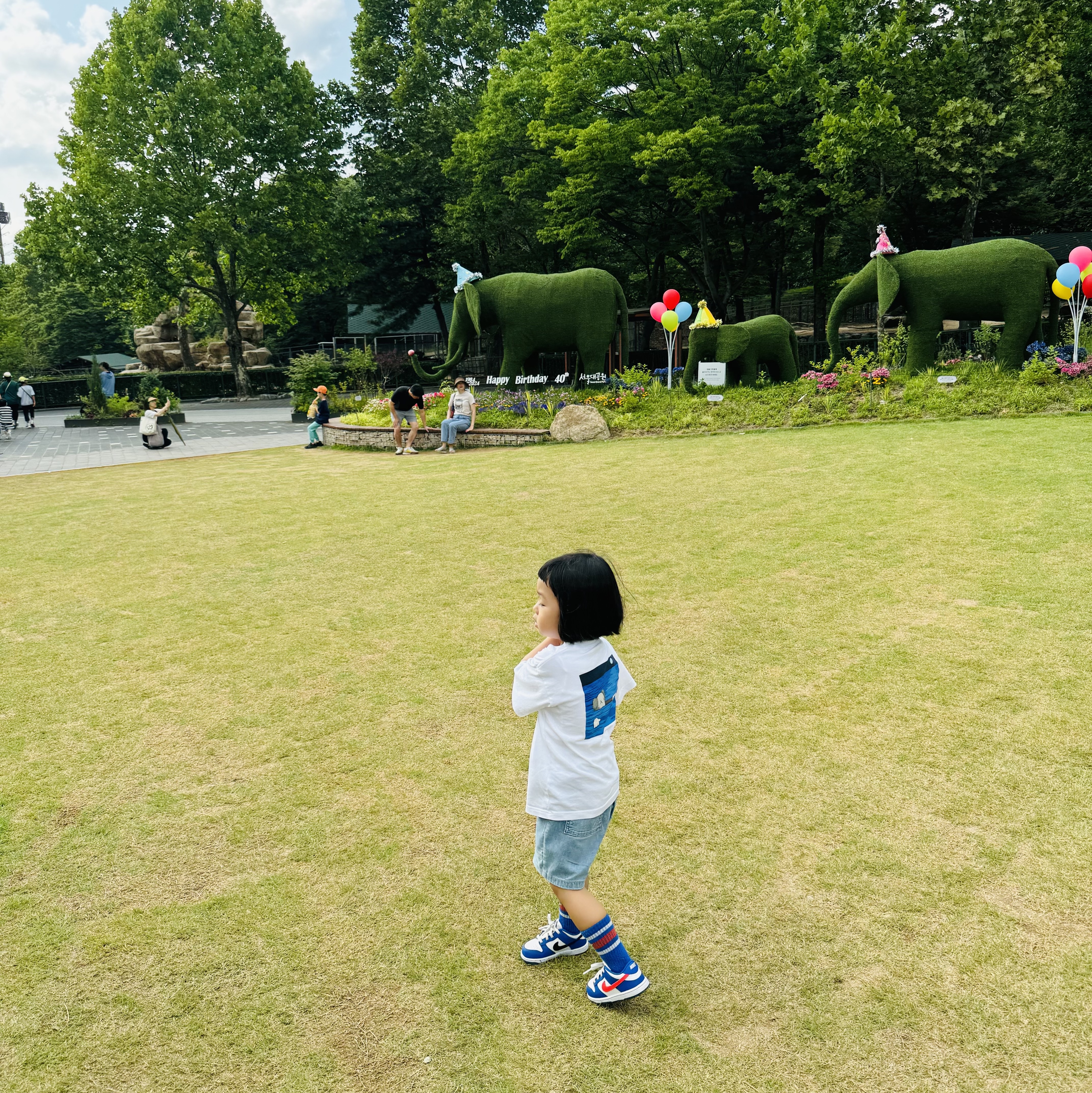 (Kids) Uniqlo UT x Kaws Short Sleeve Graphic T-Shirt White, (TD) Nike Dunk Low Bright Crimson Game Royal 착용 스타일 - 3