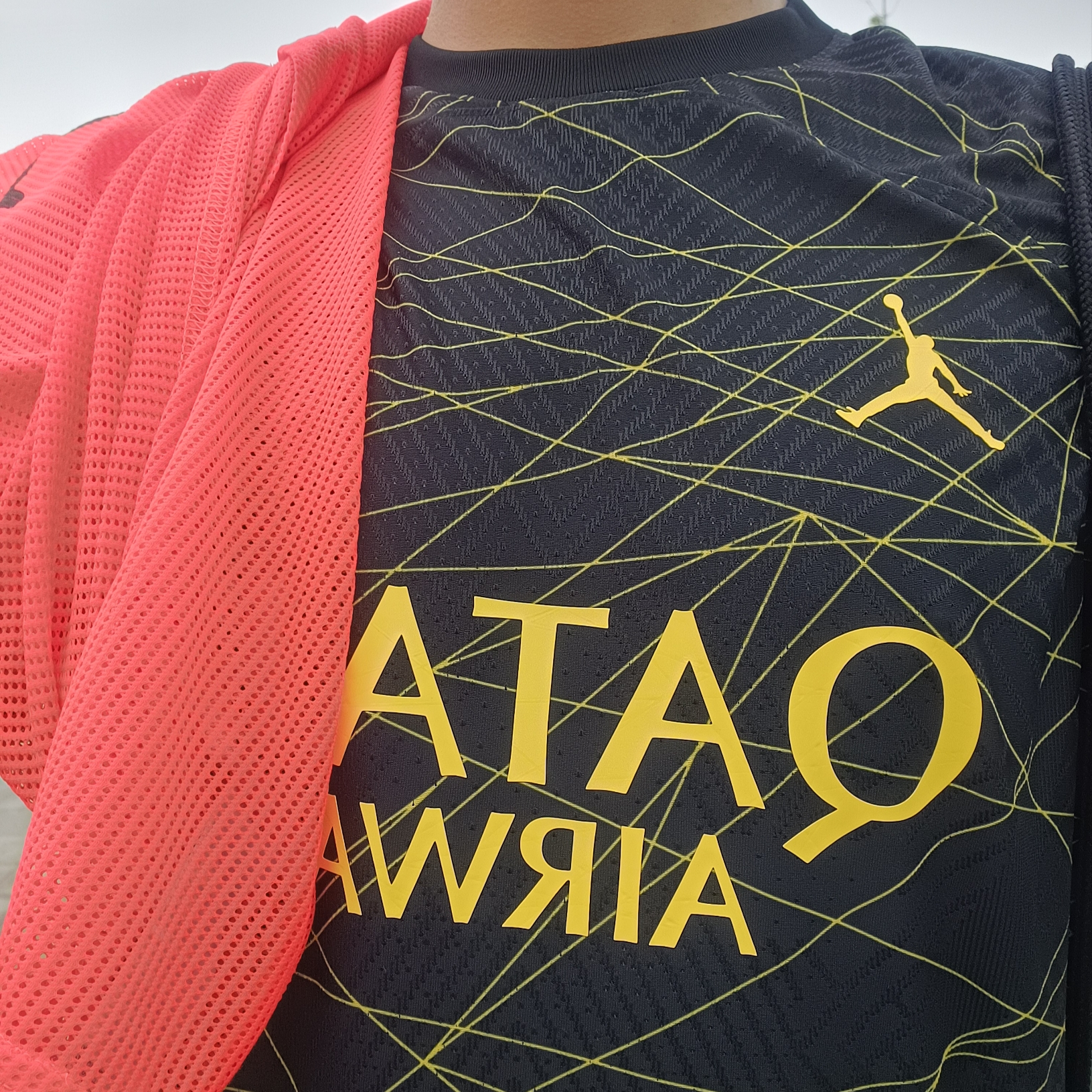 Jordan x Paris Saint-Germain 2022/23 Dri-Fit ADV Match 4th Jersey Black Tour Yellow (Non Marking Ver.), Adidas Alphabounce Slide Yellow Black 착용 스타일 - 3