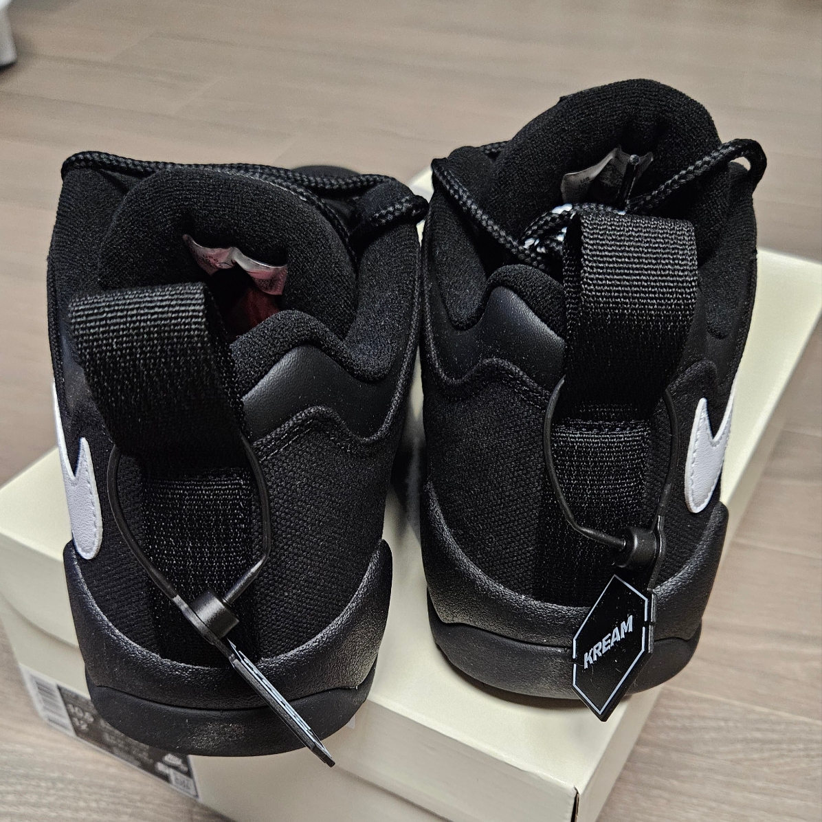 Nike x Supreme SB Darwin Low Black 착용 스타일 - 4