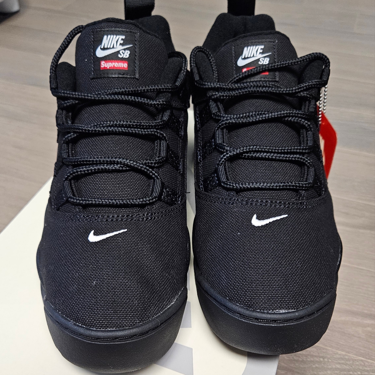 Nike x Supreme SB Darwin Low Black 착용 스타일 - 2