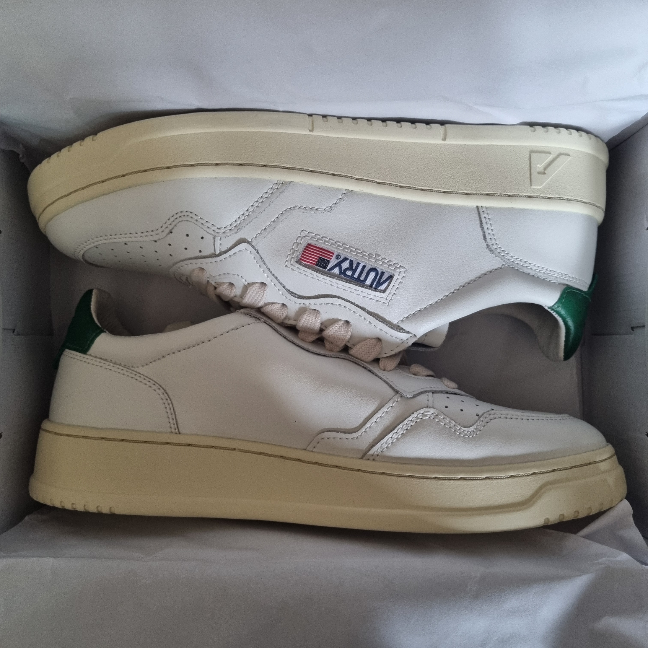 Autry Medalist Low Leather Sneakers White Green 착용 스타일