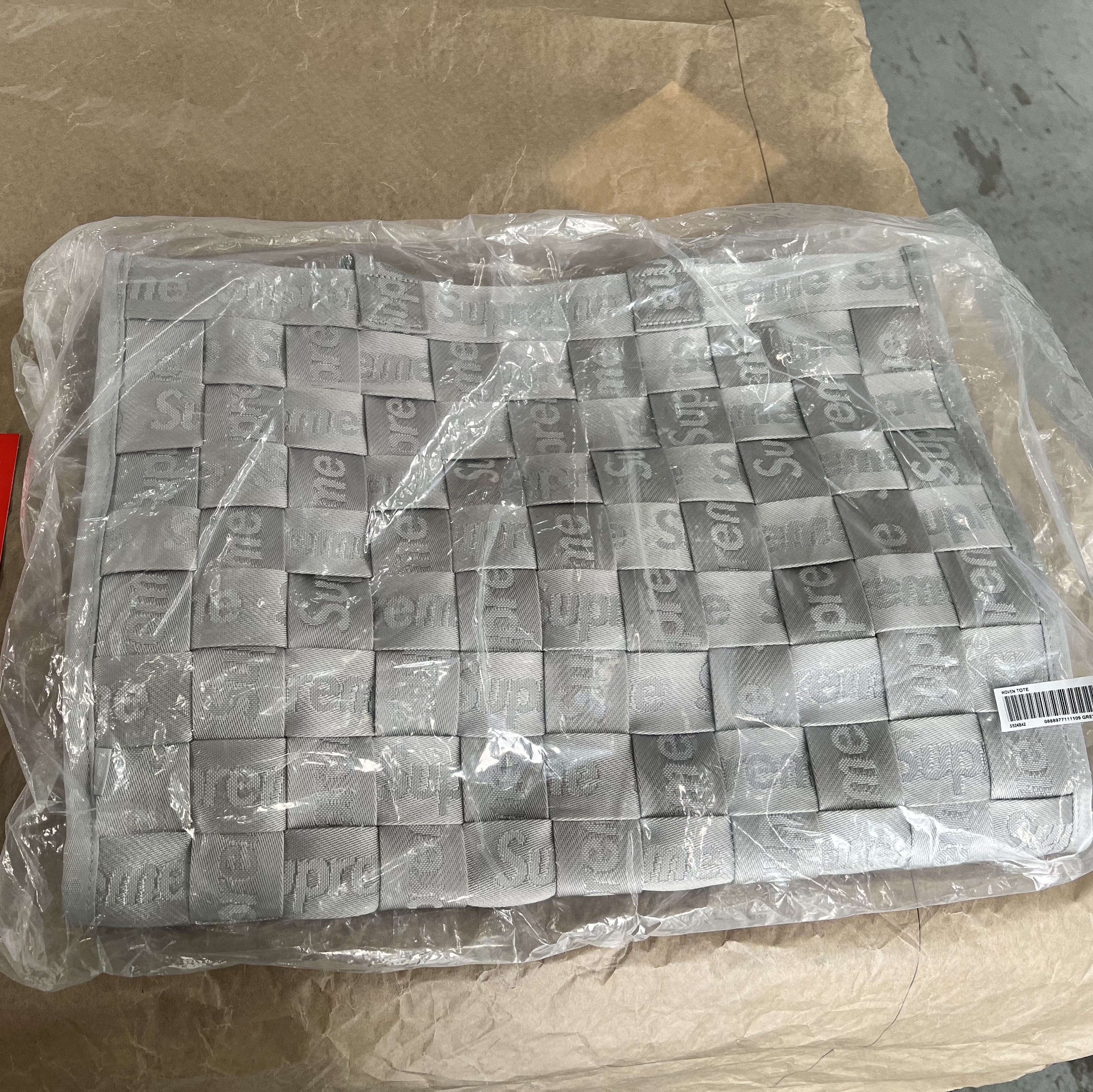 Supreme Woven Tote Grey - 24SS 착용 스타일