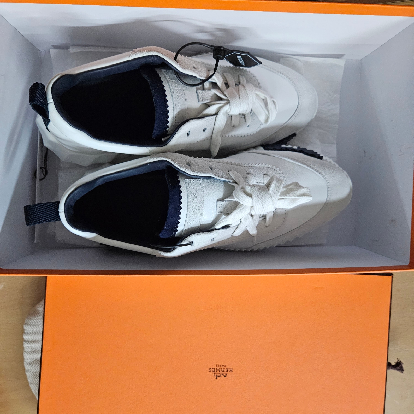 Hermes Bouncing Sneakers Calfskin Suede Goatskin & Blanc 착용 스타일 - 1