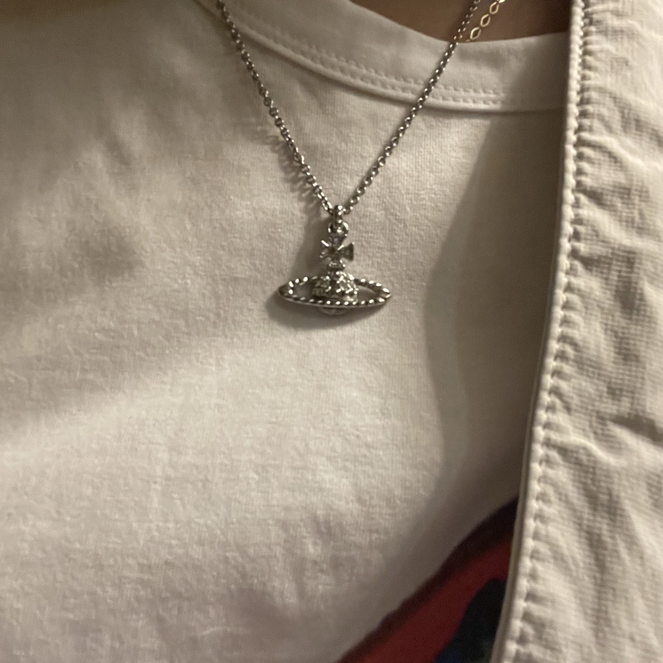 Vivienne Westwood Mayfair Bas Relief Pendant Silver 착용 스타일