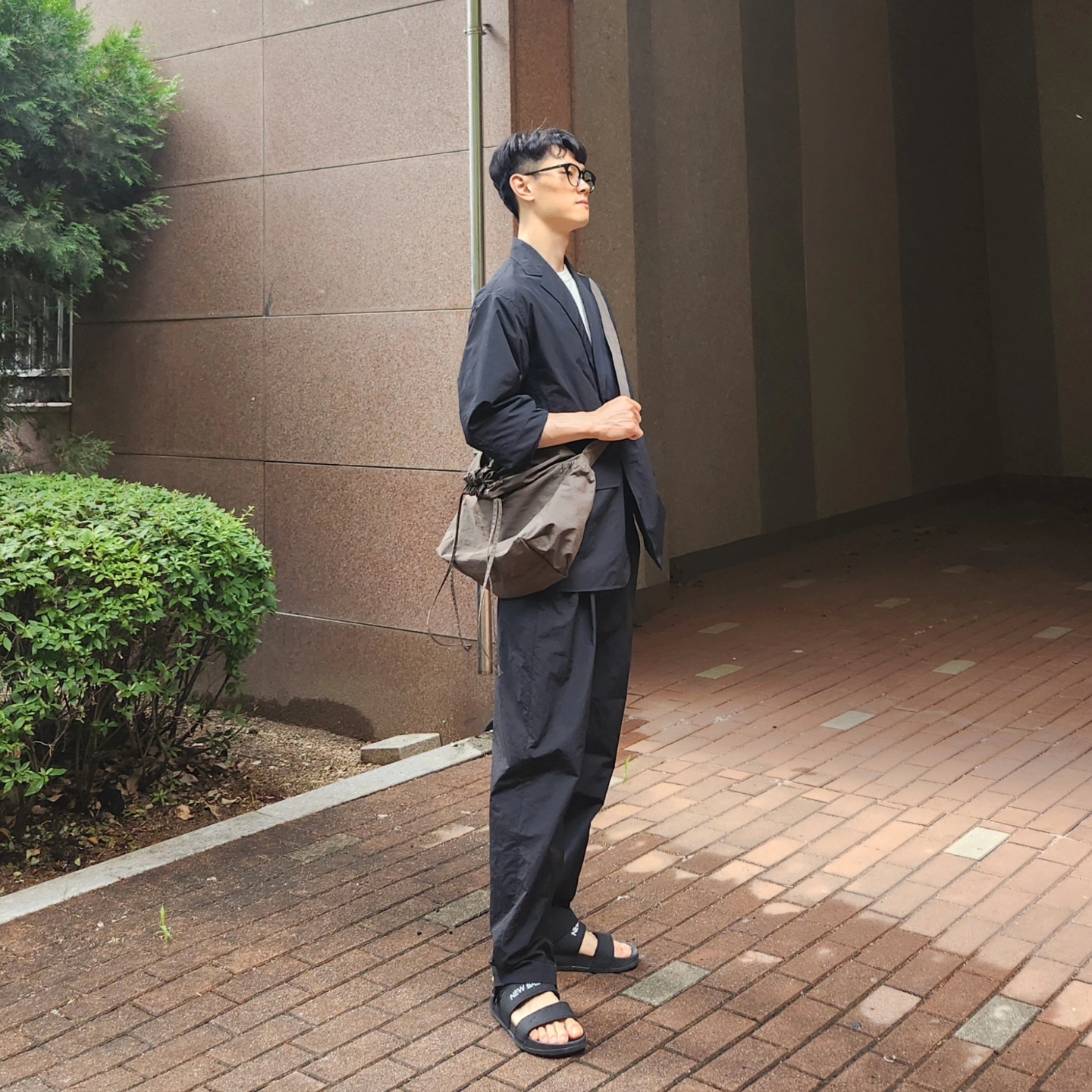 Uniqlo U Drawstring Shoulder Bag Olive 착용 스타일