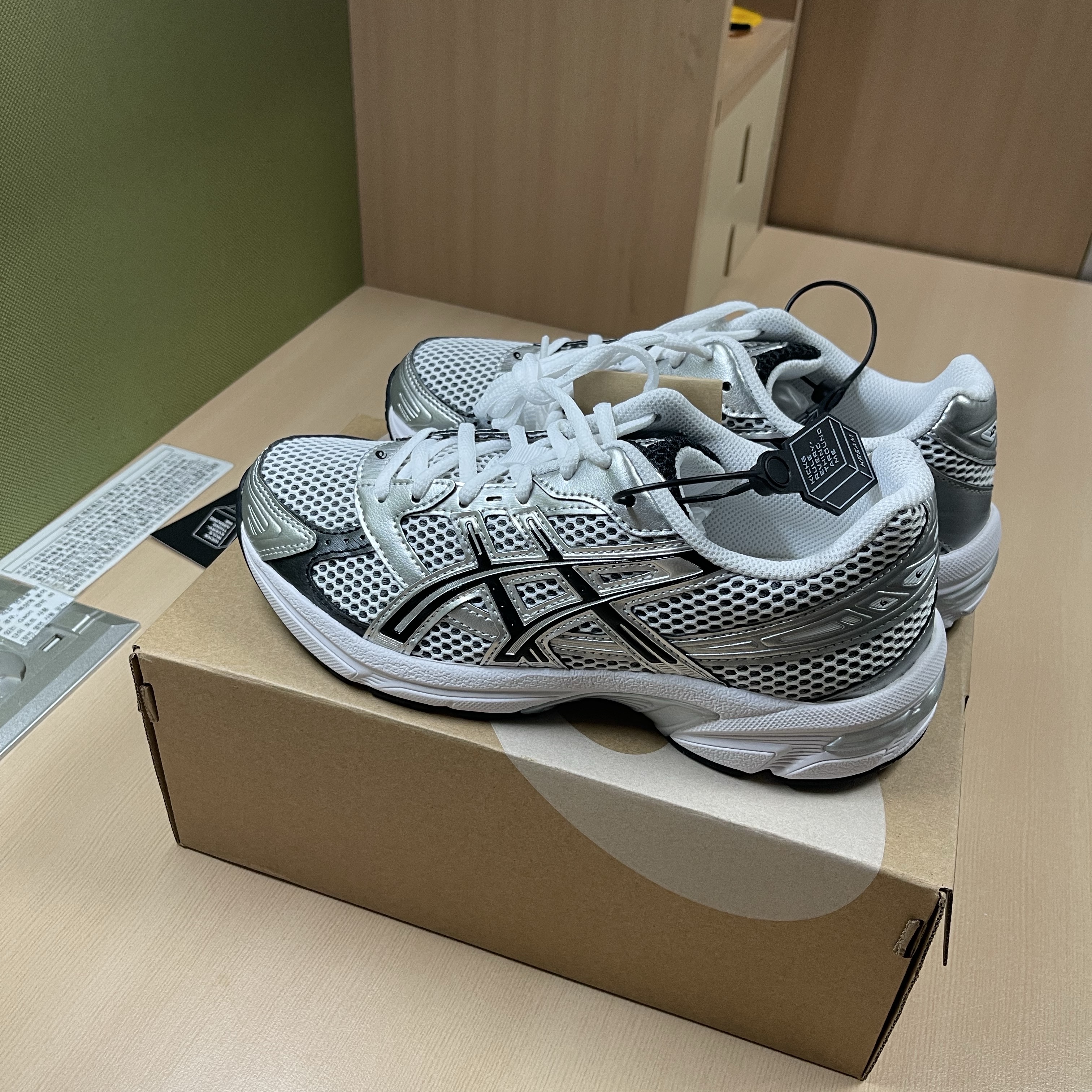 Asics Gel-1130 White Black 착용 스타일 - 2
