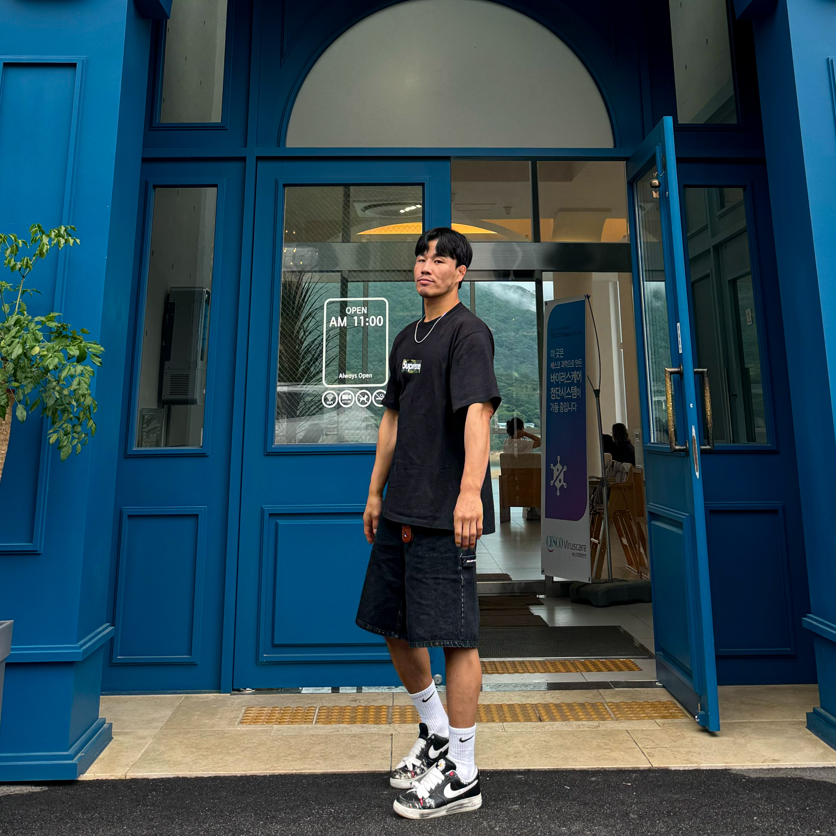 Supreme Box Logo T-Shirt Black - 23FW, Supreme x Nike Denim Short Black - 24SS 착용 스타일 - 1