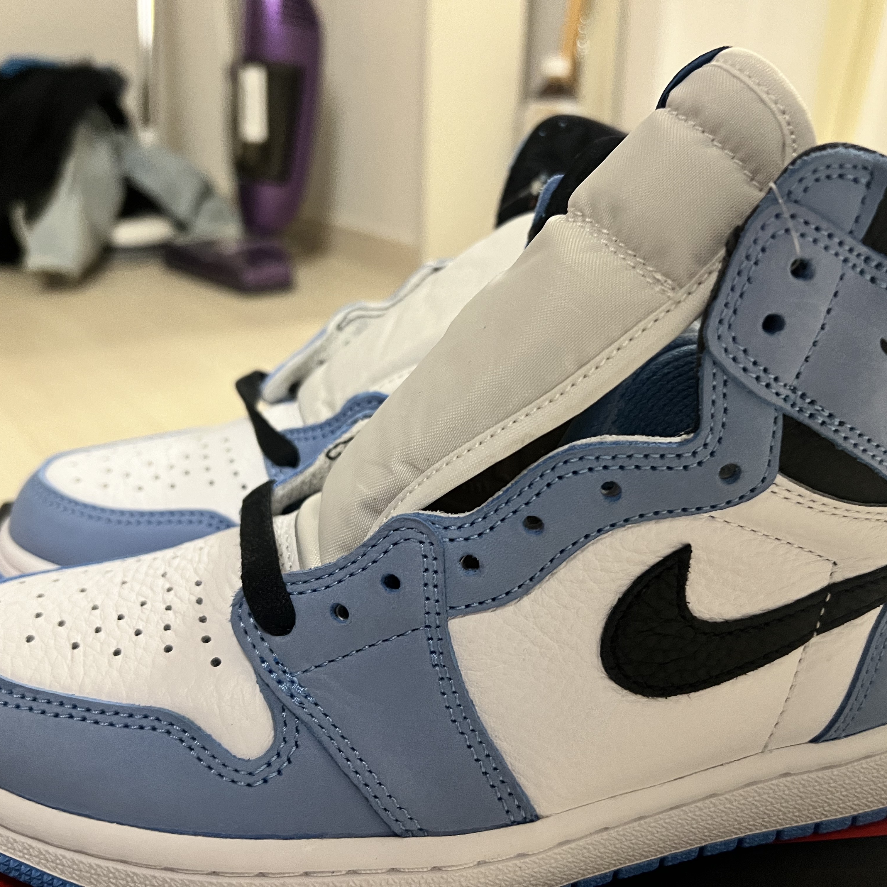 Jordan 1 Retro High OG University Blue 착용 스타일 - 3