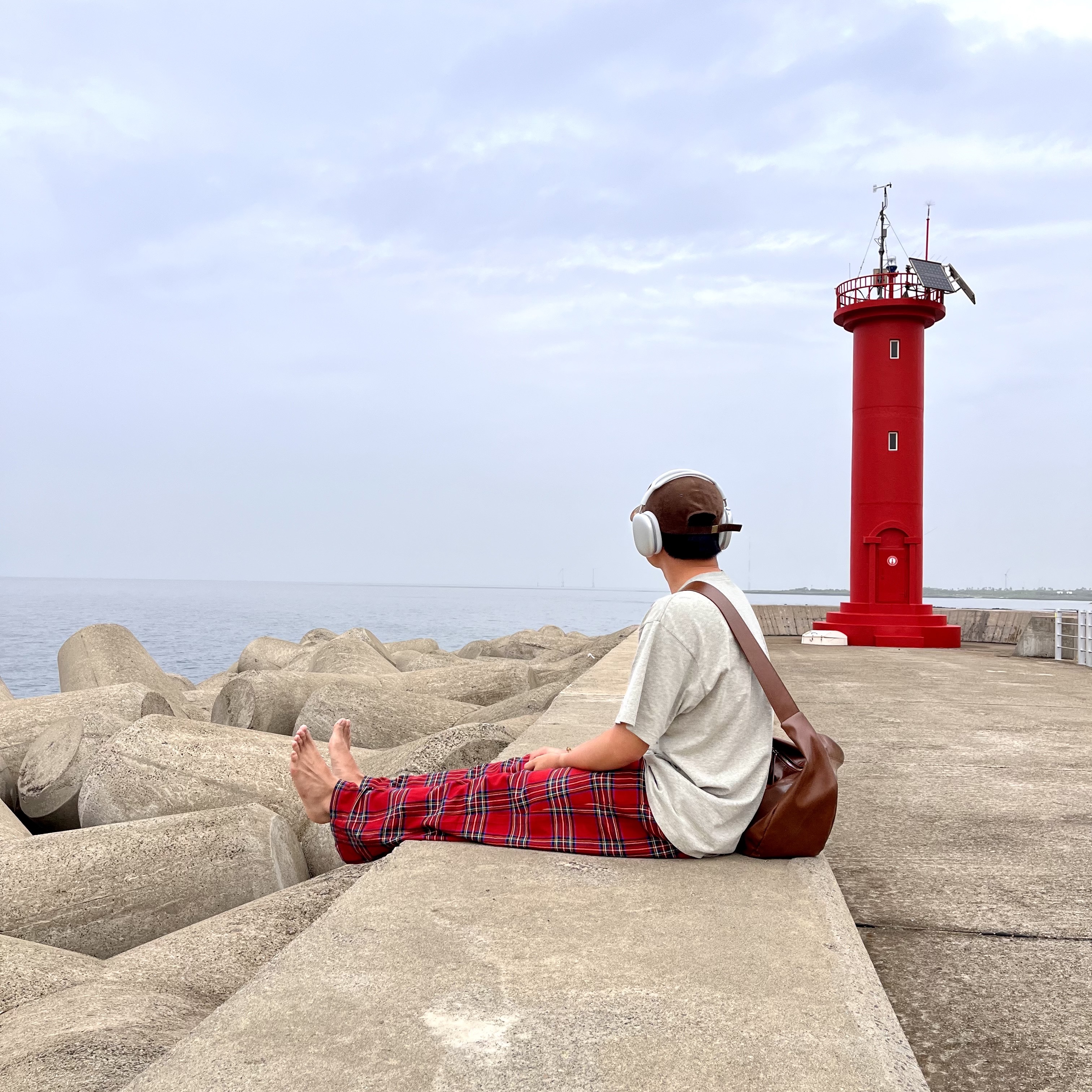 Apple AirPods Max Lightning Silver (Korean Ver.), The Museum Visitor x Jon Burgerman Hand Painted Pizza & Poch Corduroy Ball Cap Brown 착용 스타일 - 1