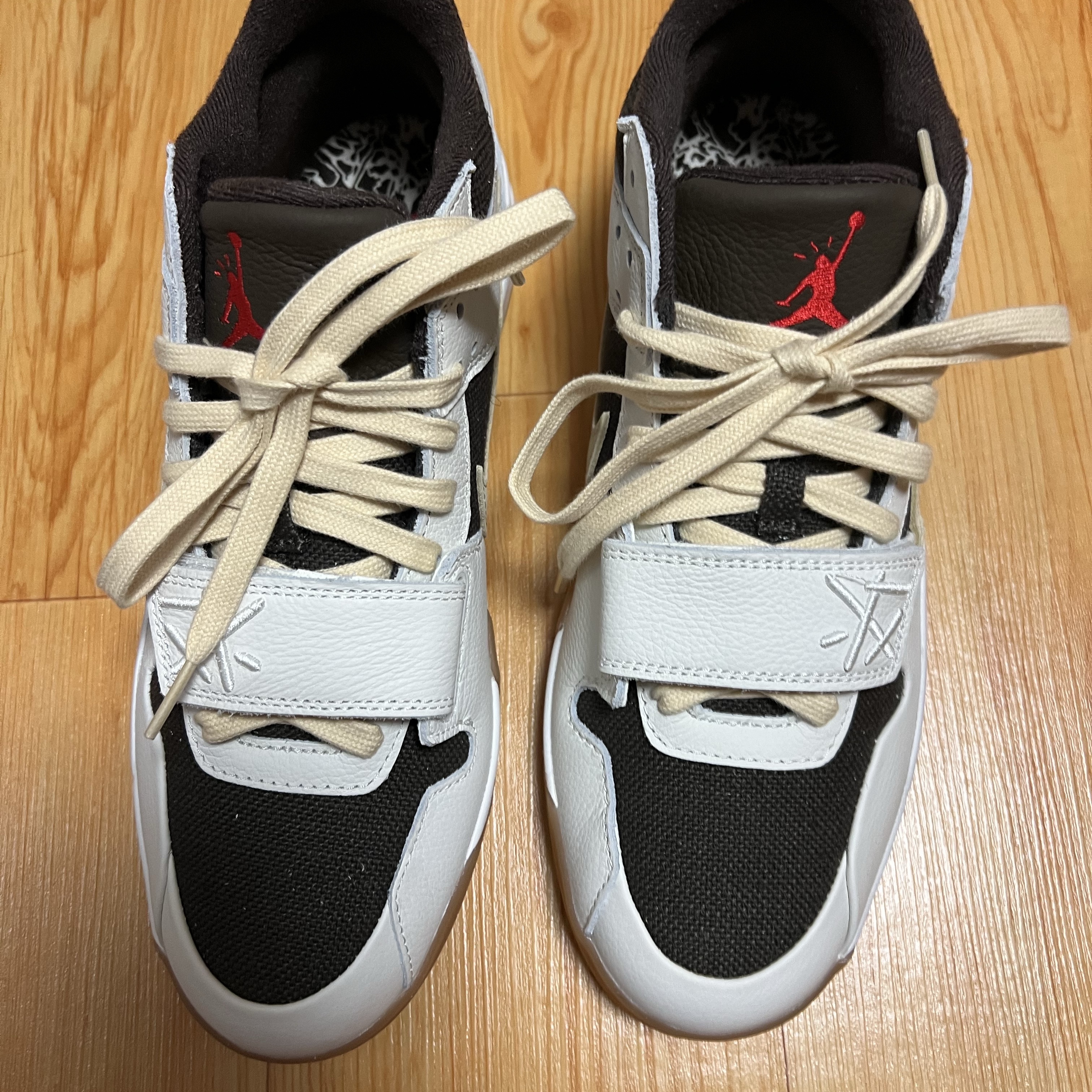 Jordan x Travis Scott Jumpman Jack TR Sail and Dark Mocha 착용 스타일 - 1