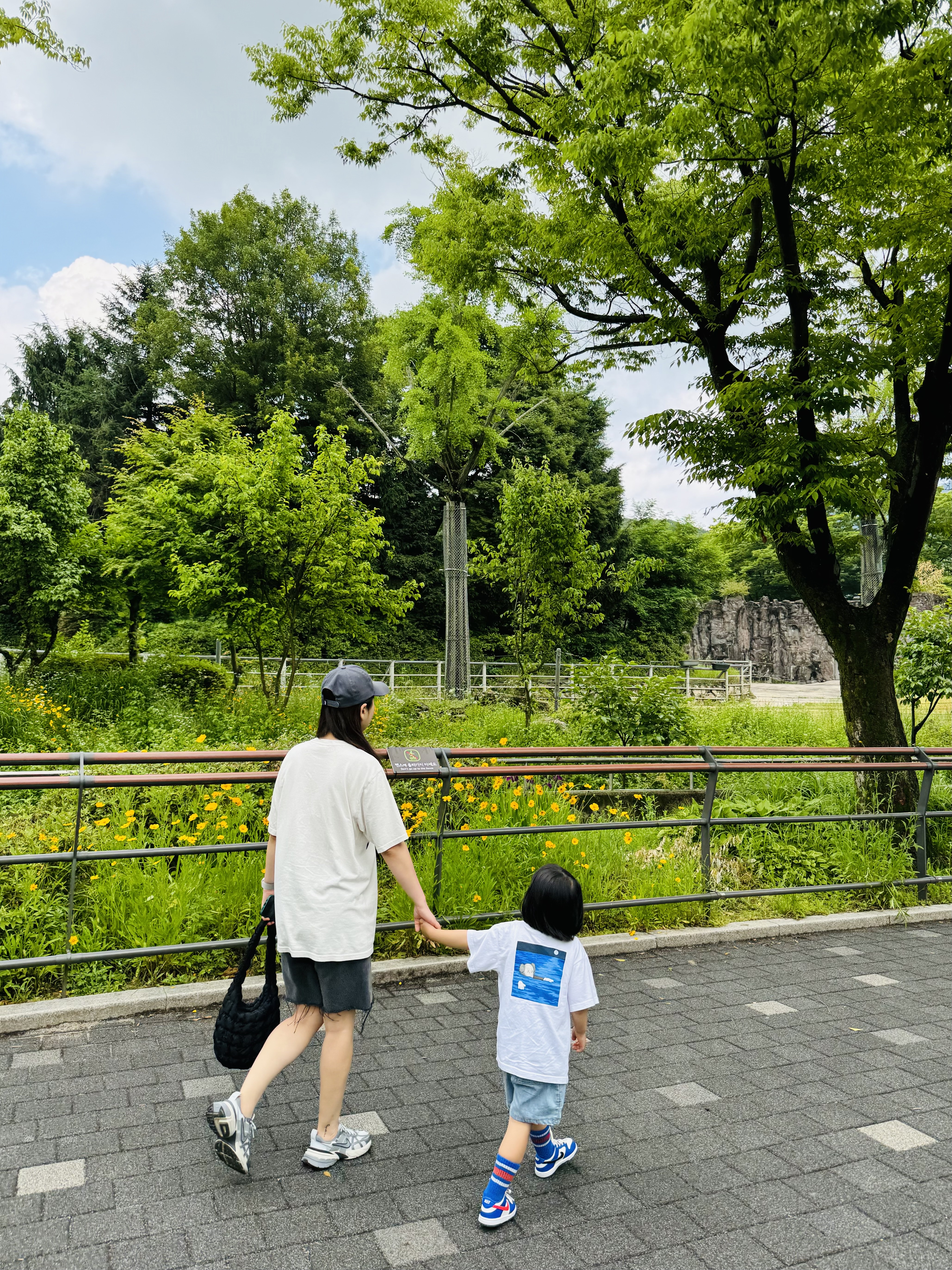 (Kids) Uniqlo UT x Kaws Short Sleeve Graphic T-Shirt White, (TD) Nike Dunk Low Bright Crimson Game Royal 착용 스타일 - 6