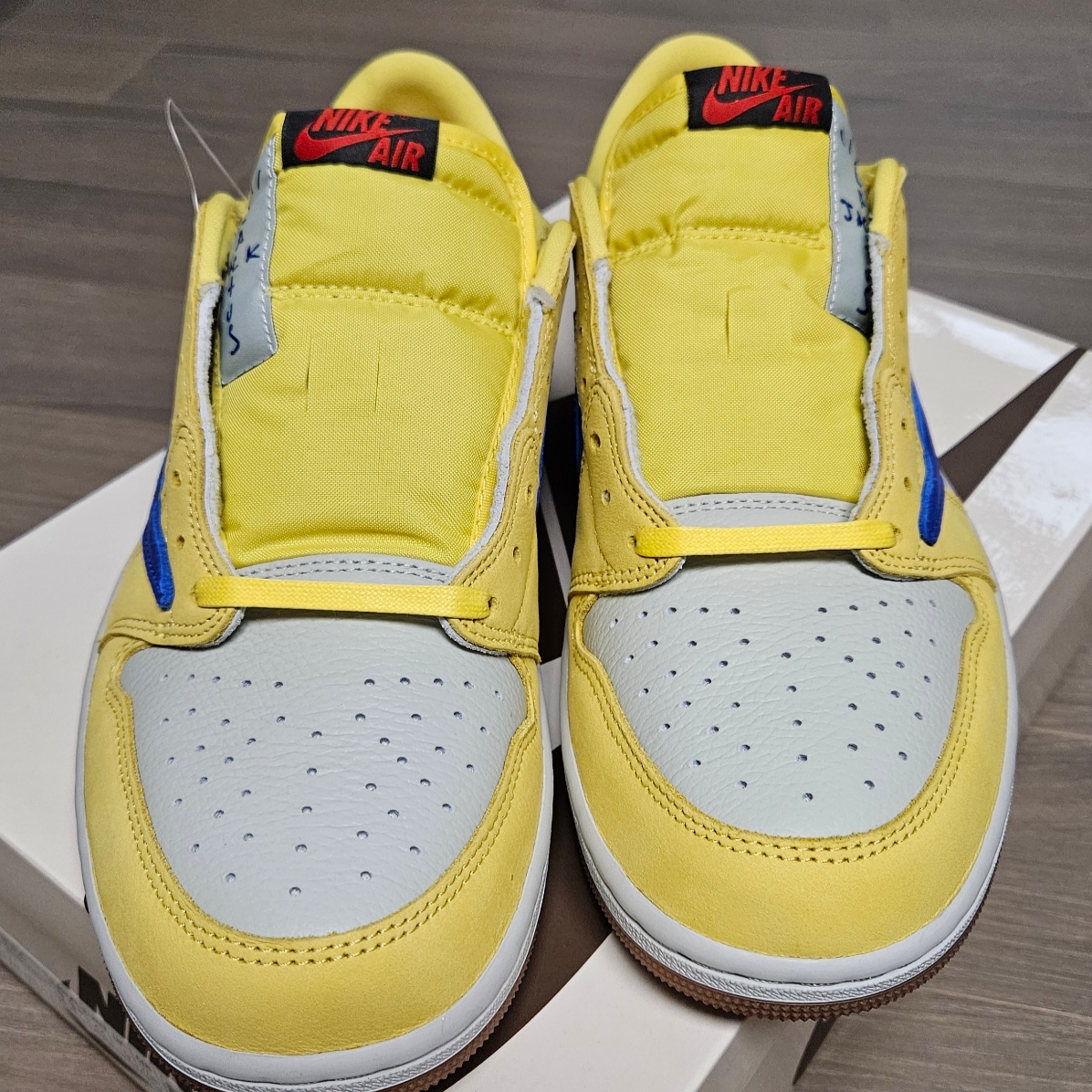 (W) Jordan 1 x Travis Scott Retro Low OG SP Canary 착용 스타일 - 2
