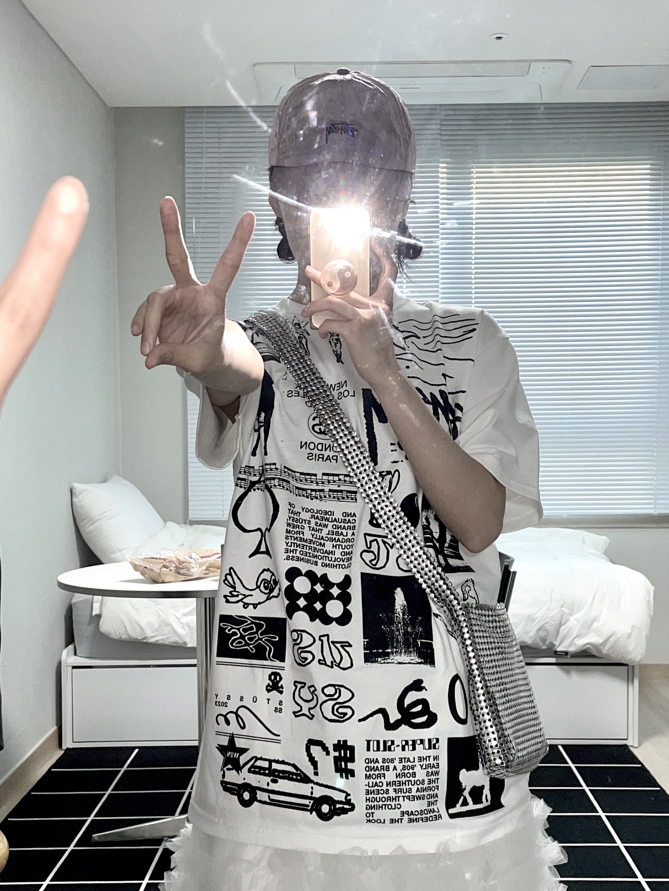 Stussy Sara T-Shirt White 착용 스타일 - 2