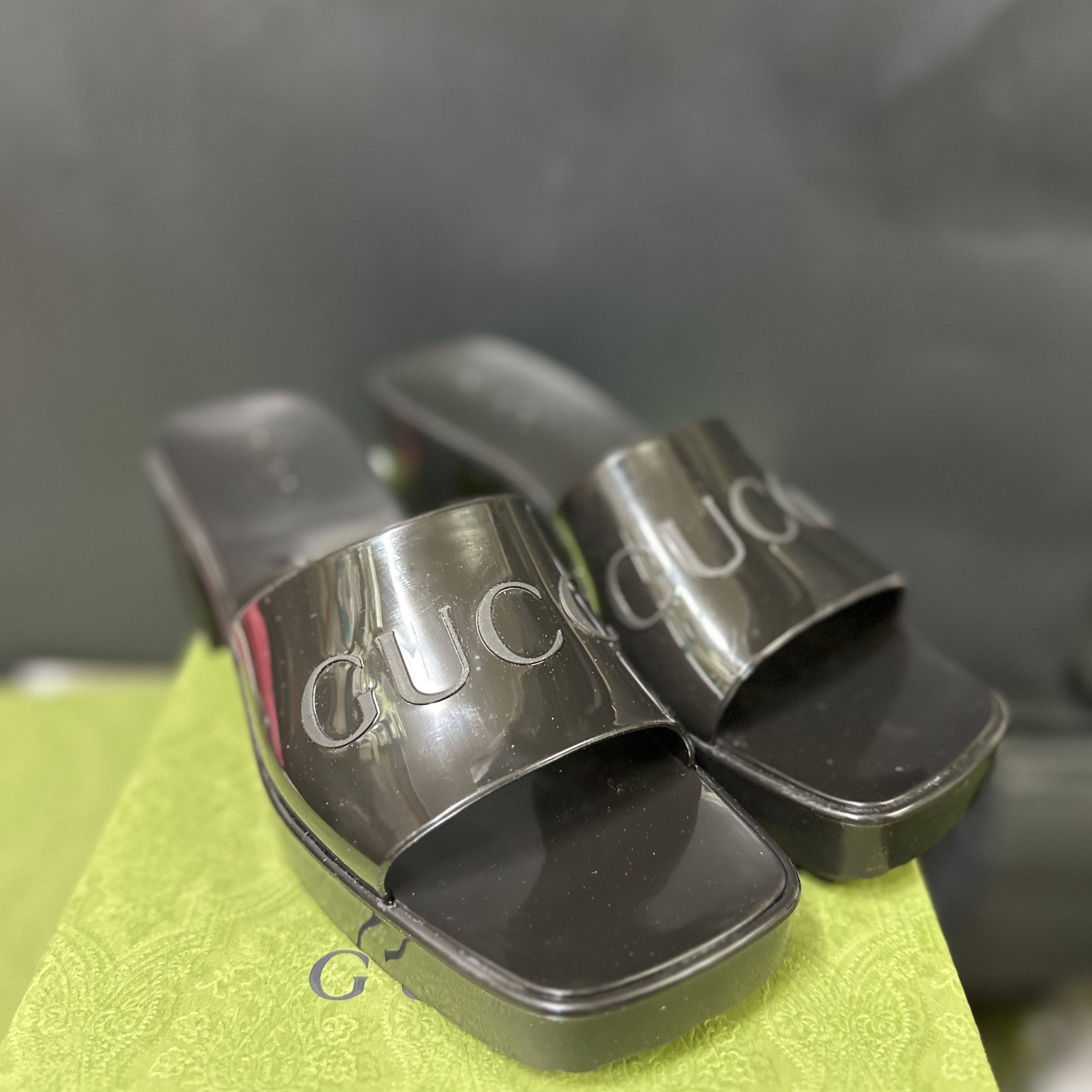 (W) Gucci Rubber Slide Sandal Black Rubber 착용 스타일