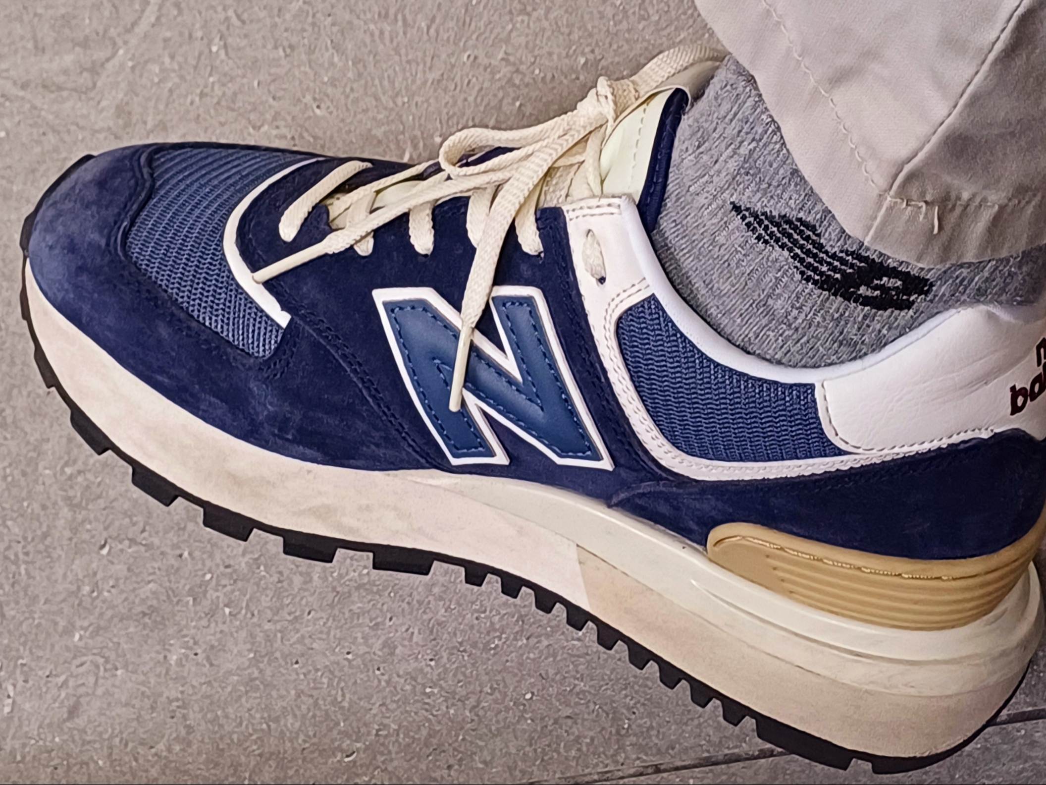 New Balance 574 Legacy Navy 착용 스타일 - 1