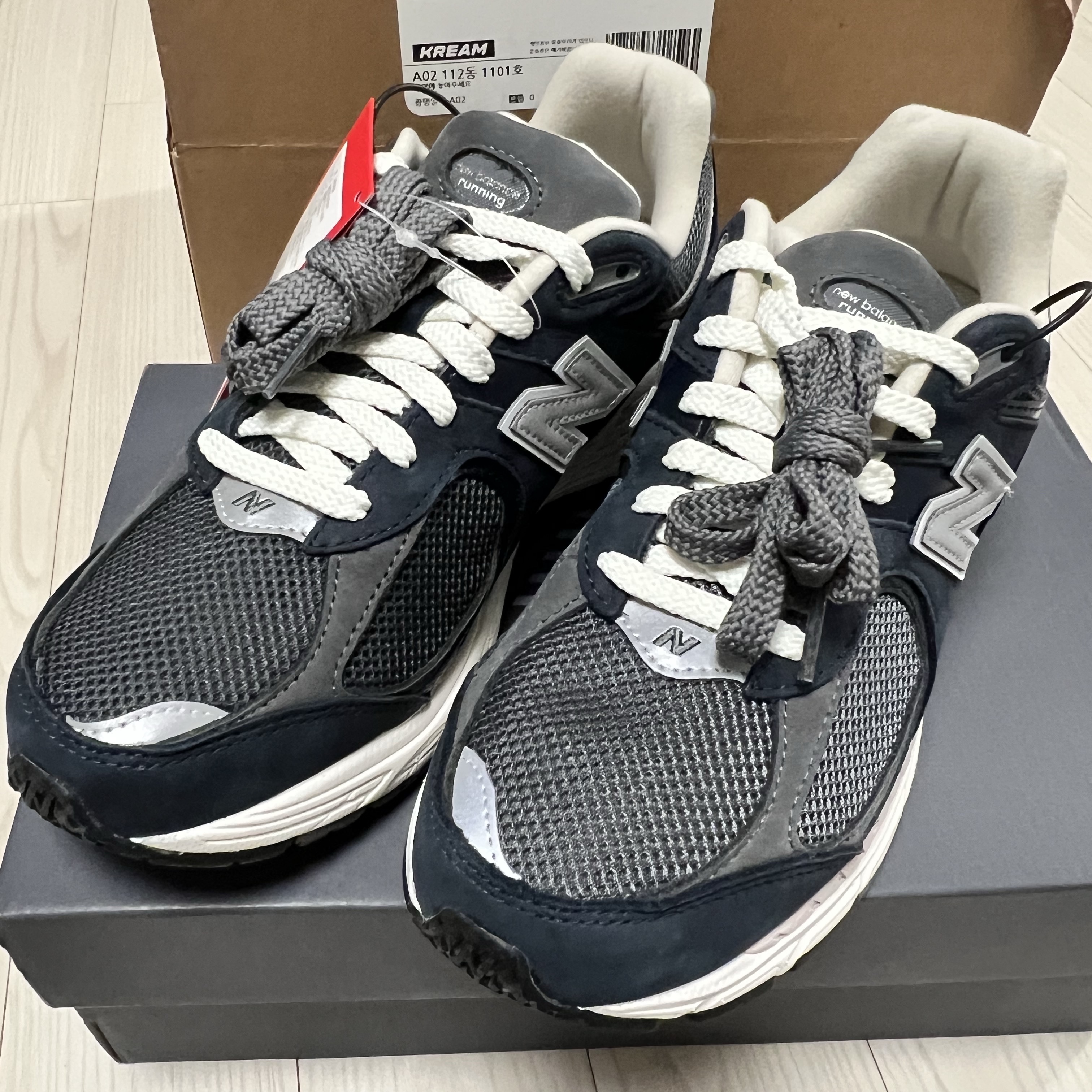 New Balance 2002R Premium Vintage Navy Grey 착용 스타일 - 1