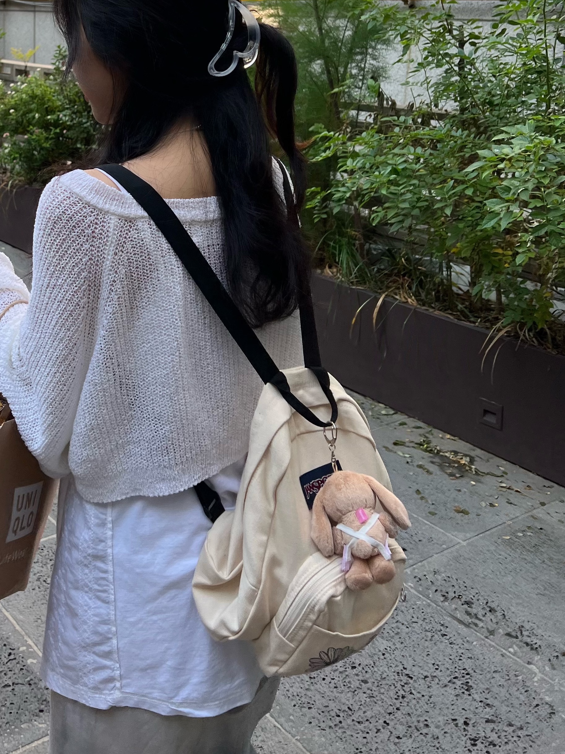 Jansport x Mardi Mercredi Half Pint FX Mini Backpack Coconut Cotton 착용 스타일 - 3
