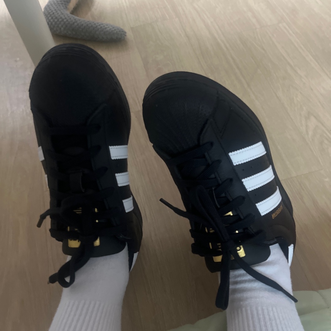 Adidas Superstar Core Black White 착용 스타일