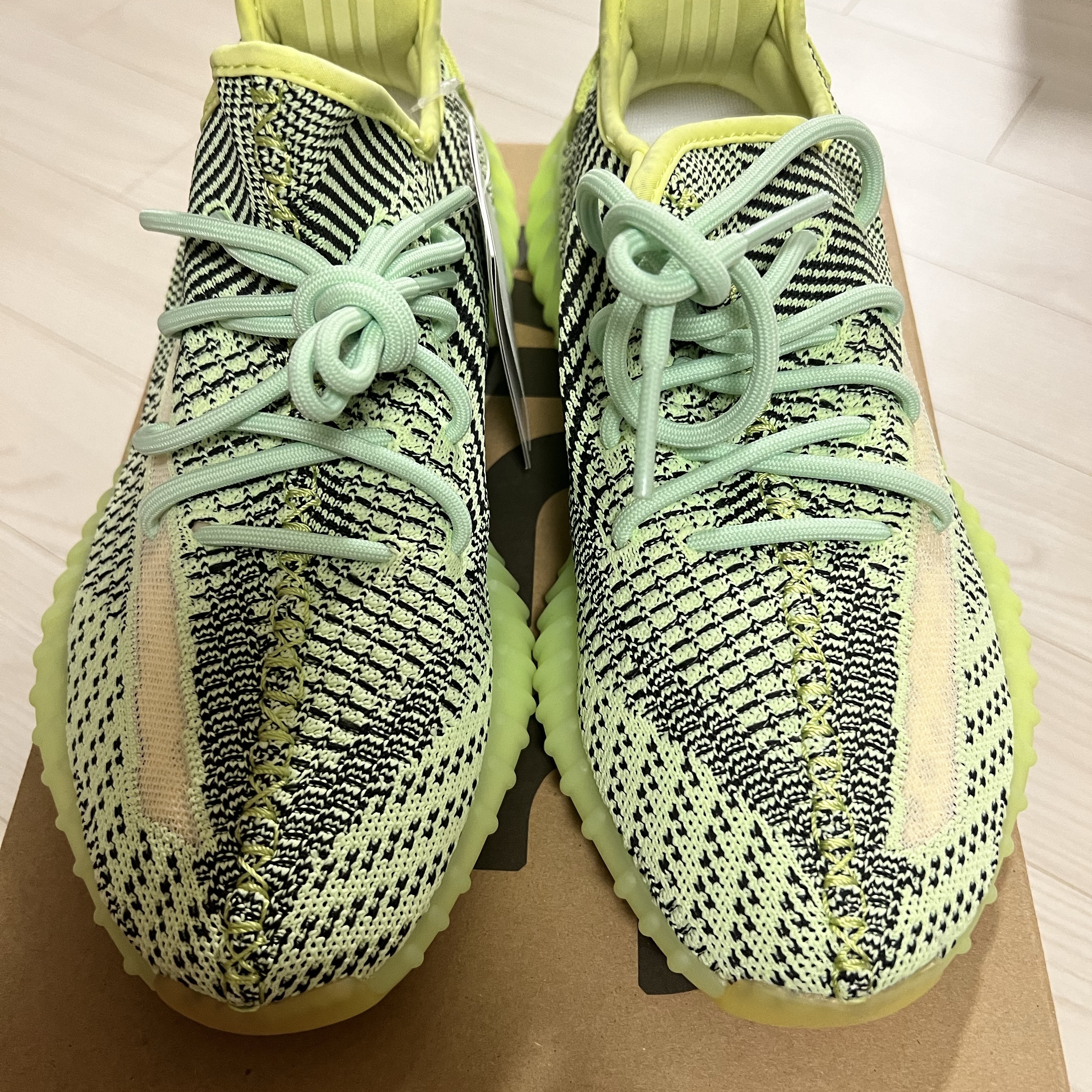 Adidas Yeezy Boost 350 V2 Yeezreel - Non-Reflective 착용 스타일 - 1
