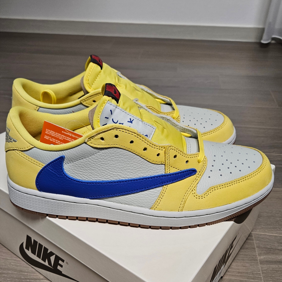 (W) Jordan 1 x Travis Scott Retro Low OG SP Canary 착용 스타일 - 3