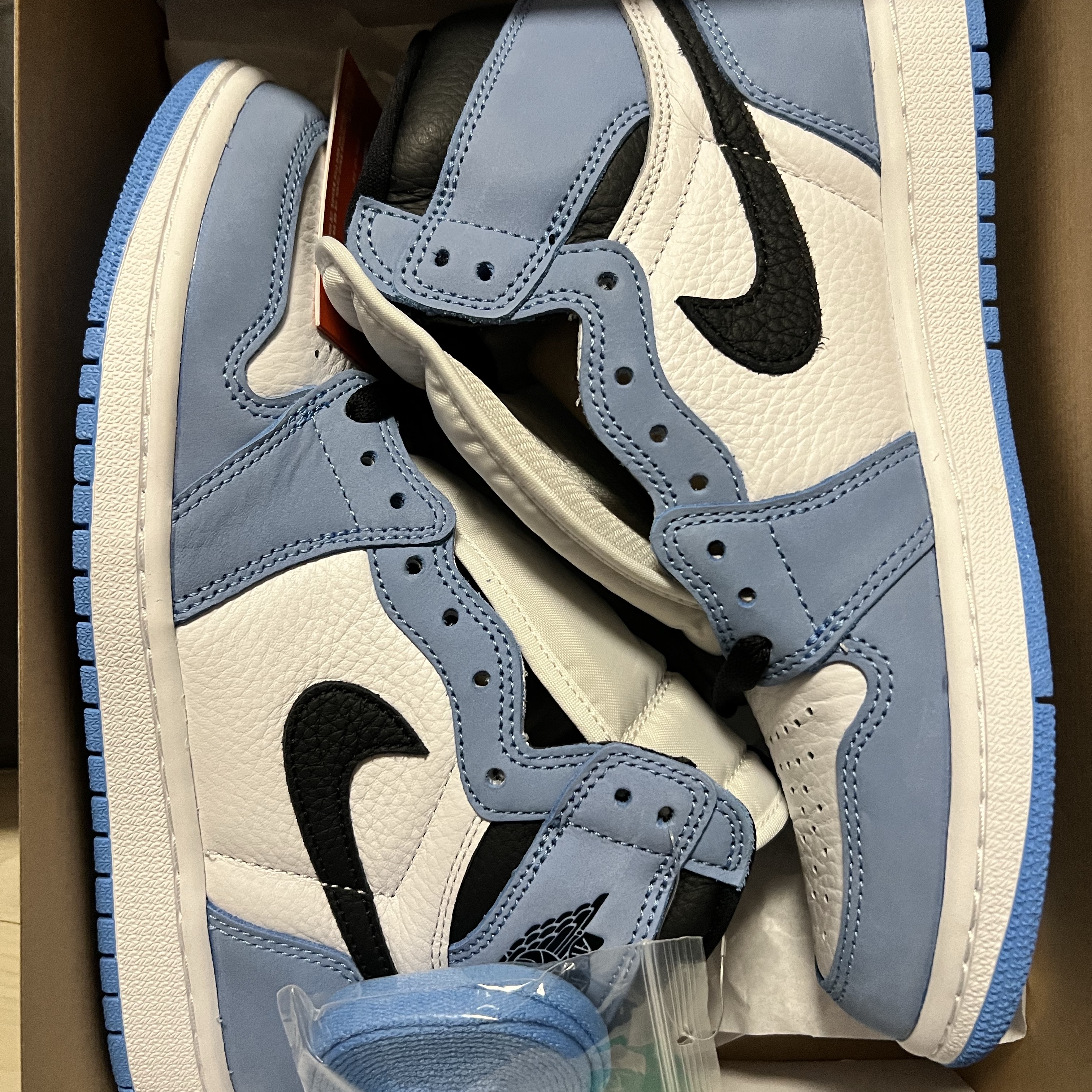 Jordan 1 Retro High OG University Blue 착용 스타일 - 1